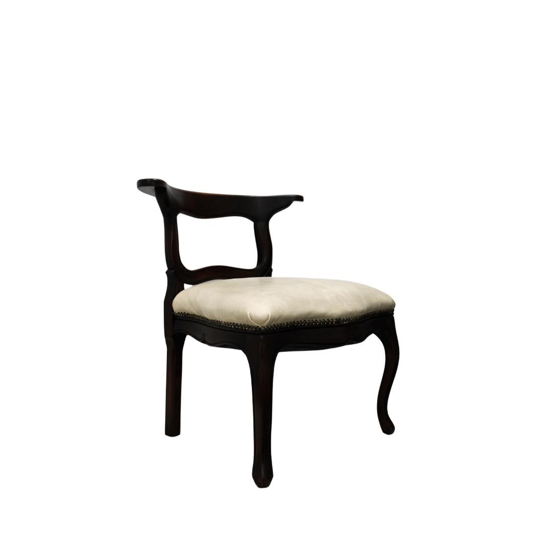 Chaise de style français avec assise en cuir et bordure en laiton perlée en vente 2