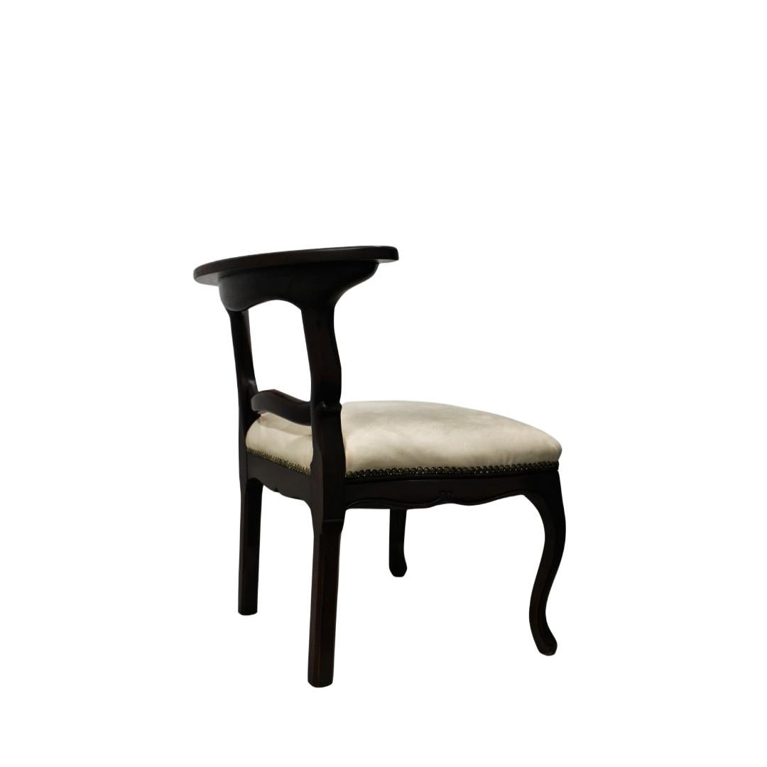 Chaise de style français avec assise en cuir et bordure en laiton perlée en vente 3