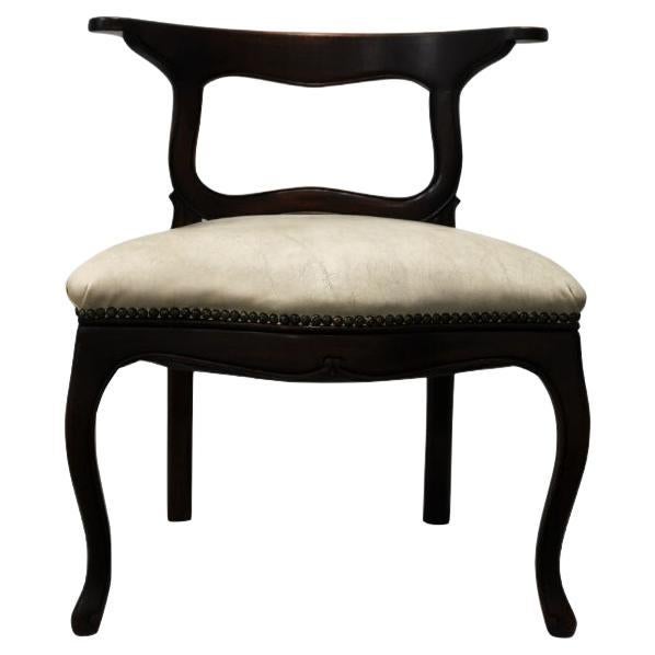 Chaise de style français avec assise en cuir et bordure en laiton perlée en vente