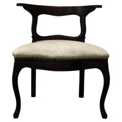 Chaise de style français avec assise en cuir et bordure en laiton perlée