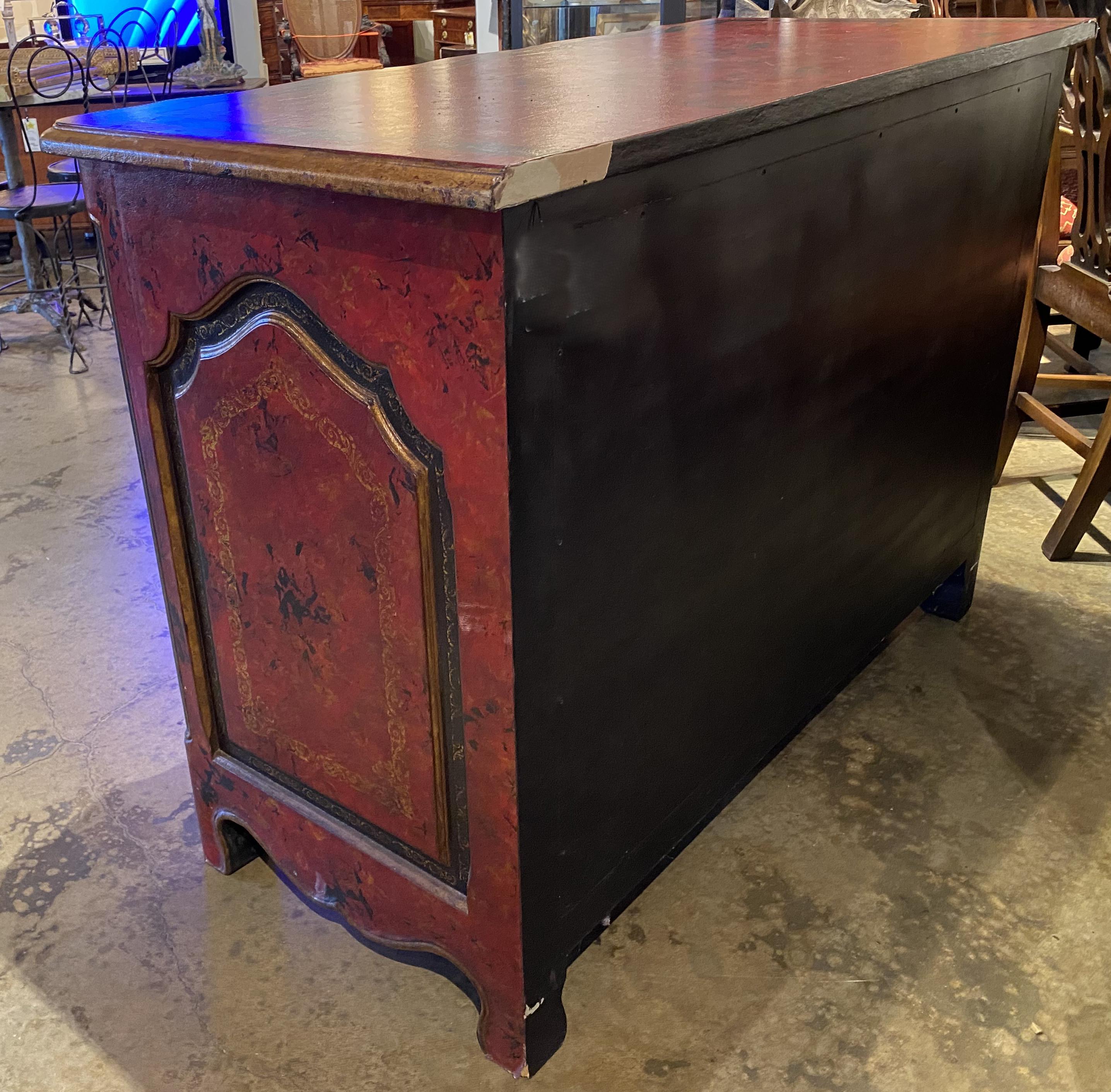 Cassapanca o commode in stile francese con superficie in ecopelle lavorata in rosso in vendita 2