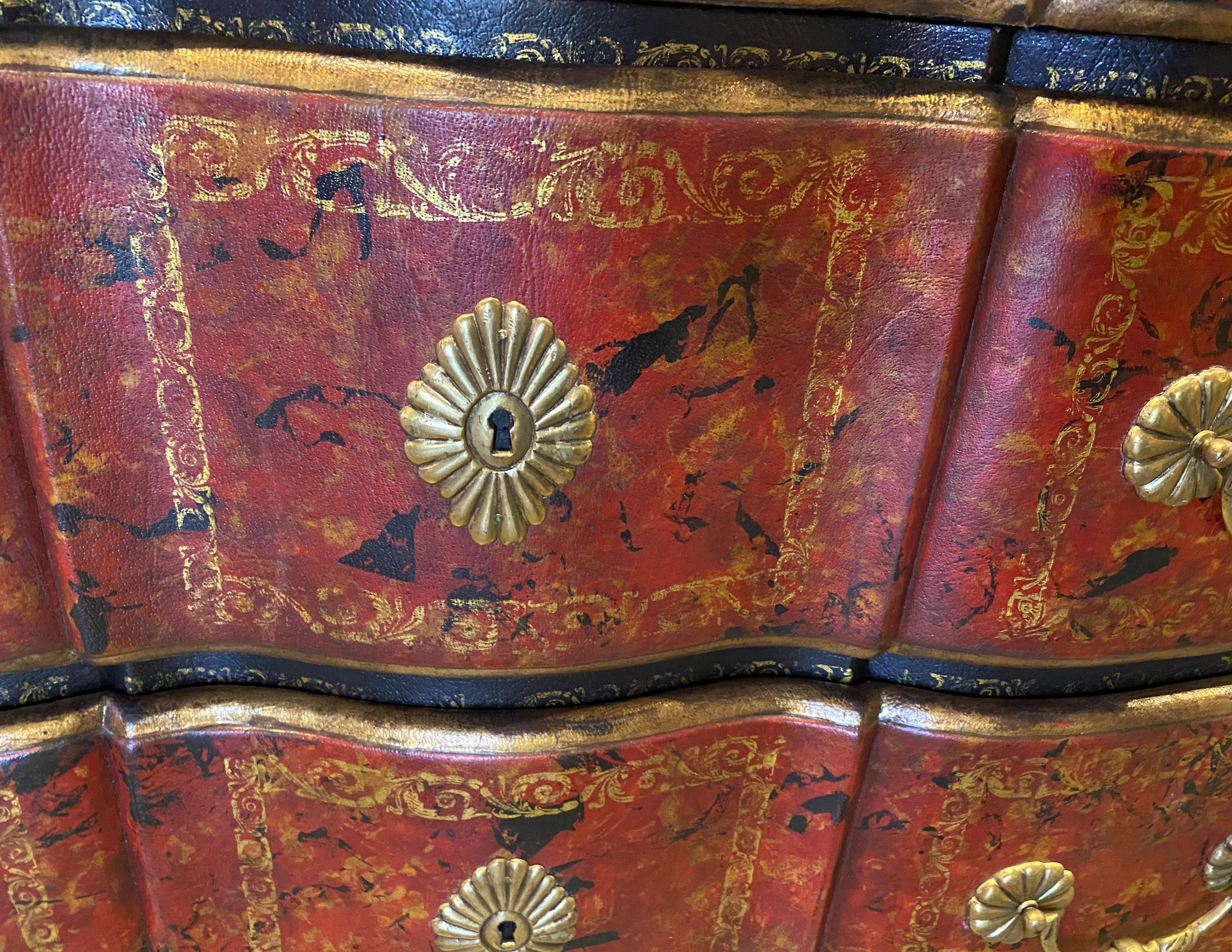 Cassapanca o commode in stile francese con superficie in ecopelle lavorata in rosso in vendita 3
