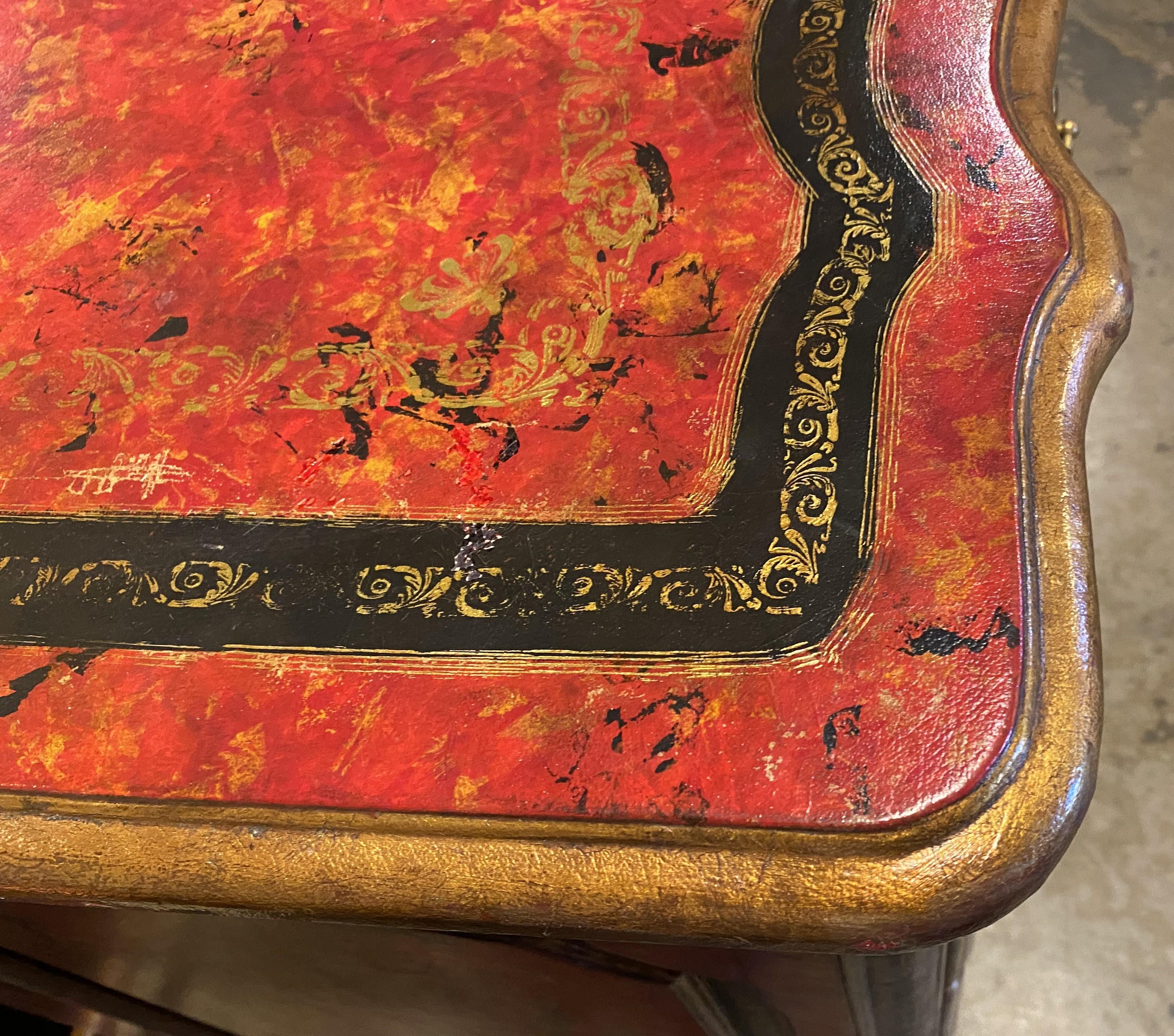Stile provenzale Cassapanca o commode in stile francese con superficie in ecopelle lavorata in rosso in vendita