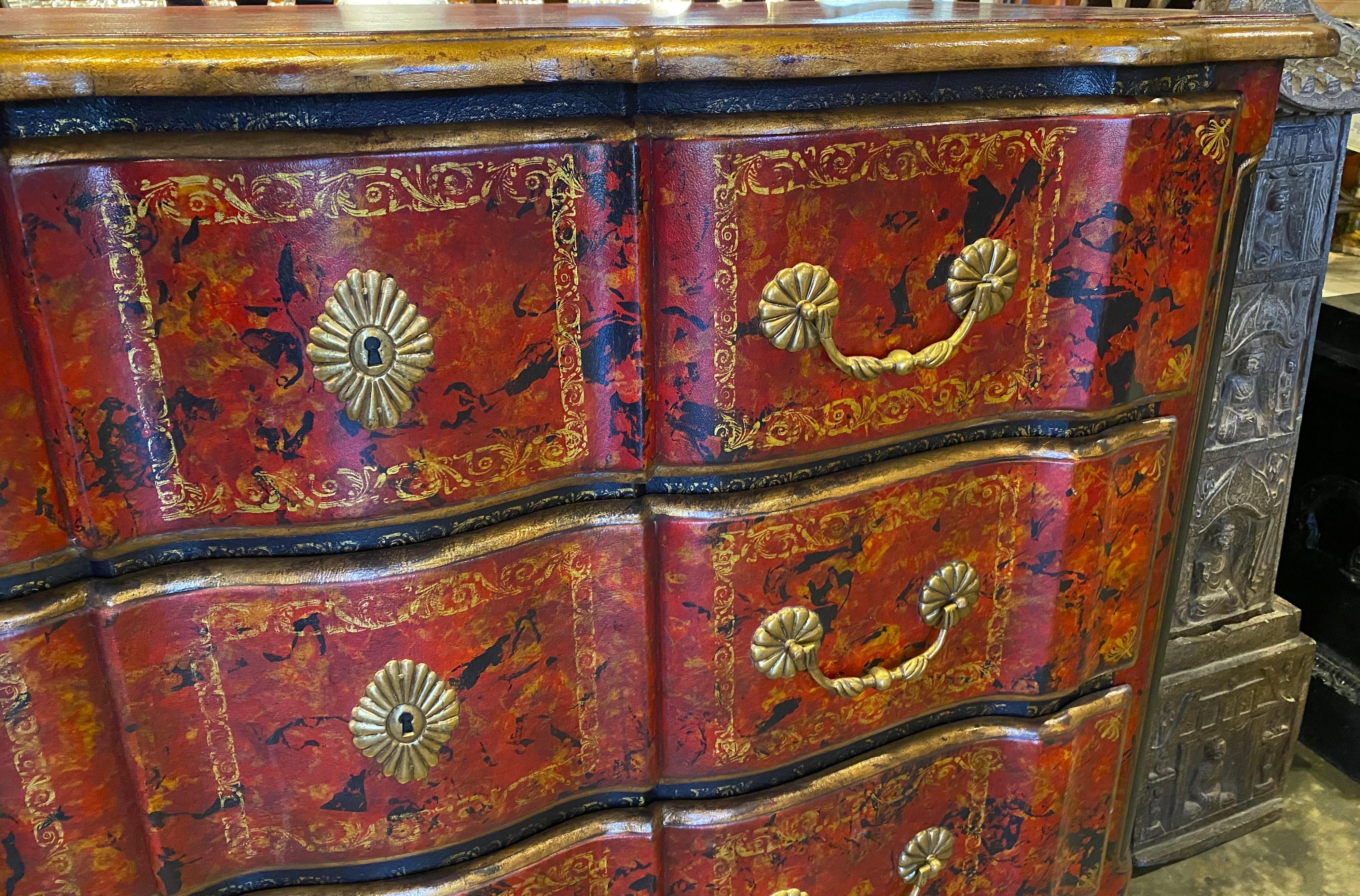 Francese Cassapanca o commode in stile francese con superficie in ecopelle lavorata in rosso in vendita