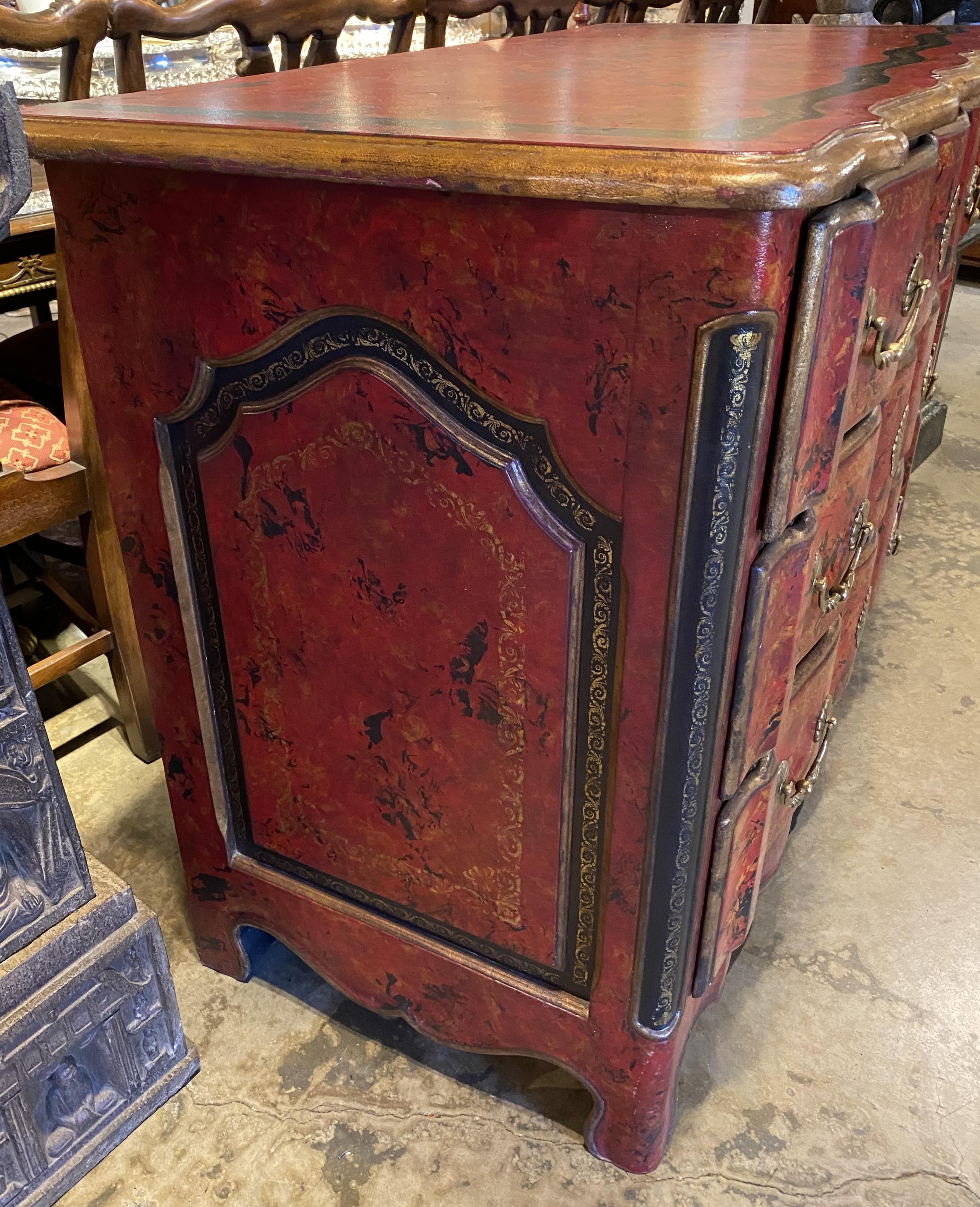Intagliato a mano Cassapanca o commode in stile francese con superficie in ecopelle lavorata in rosso in vendita