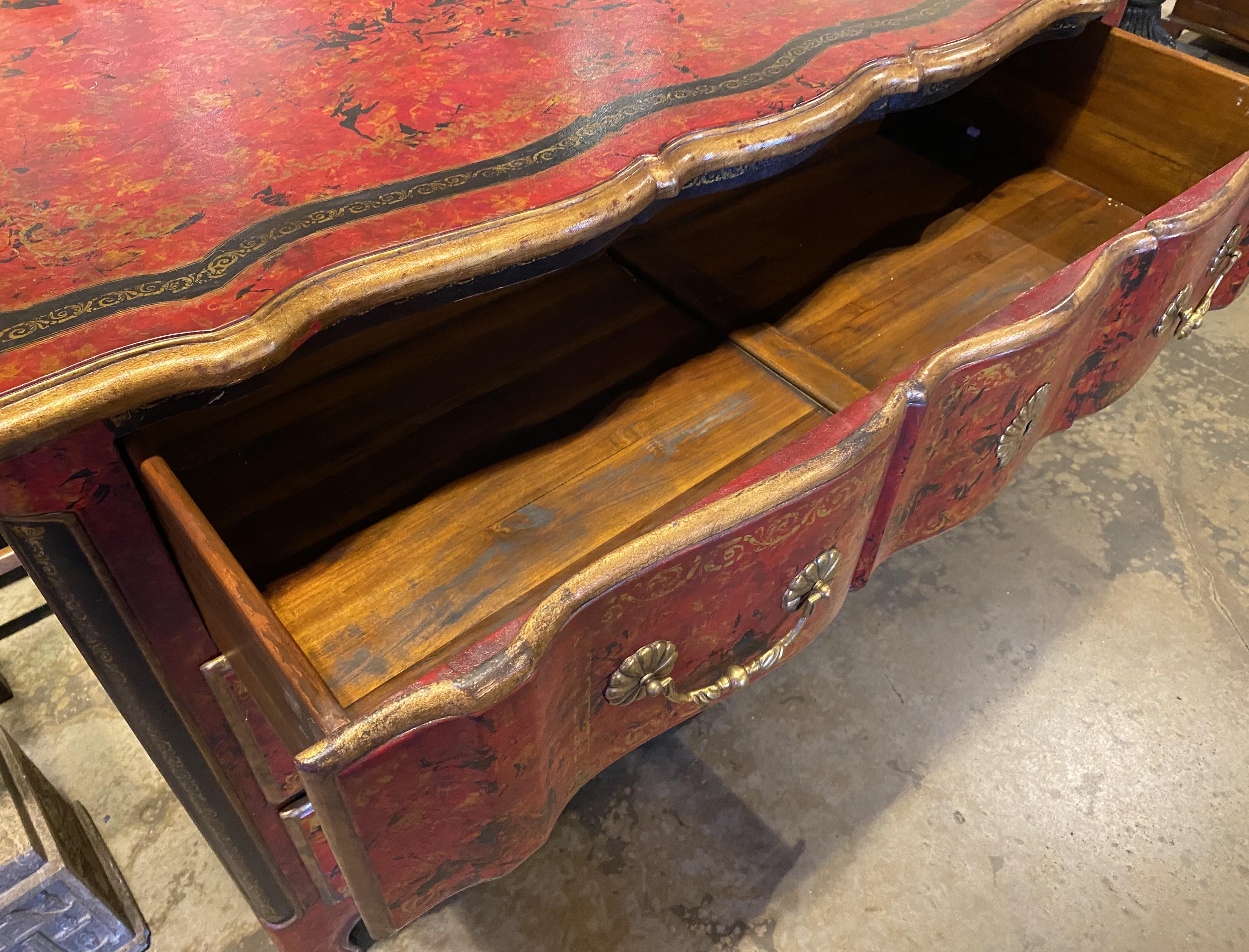 XX secolo Cassapanca o commode in stile francese con superficie in ecopelle lavorata in rosso in vendita
