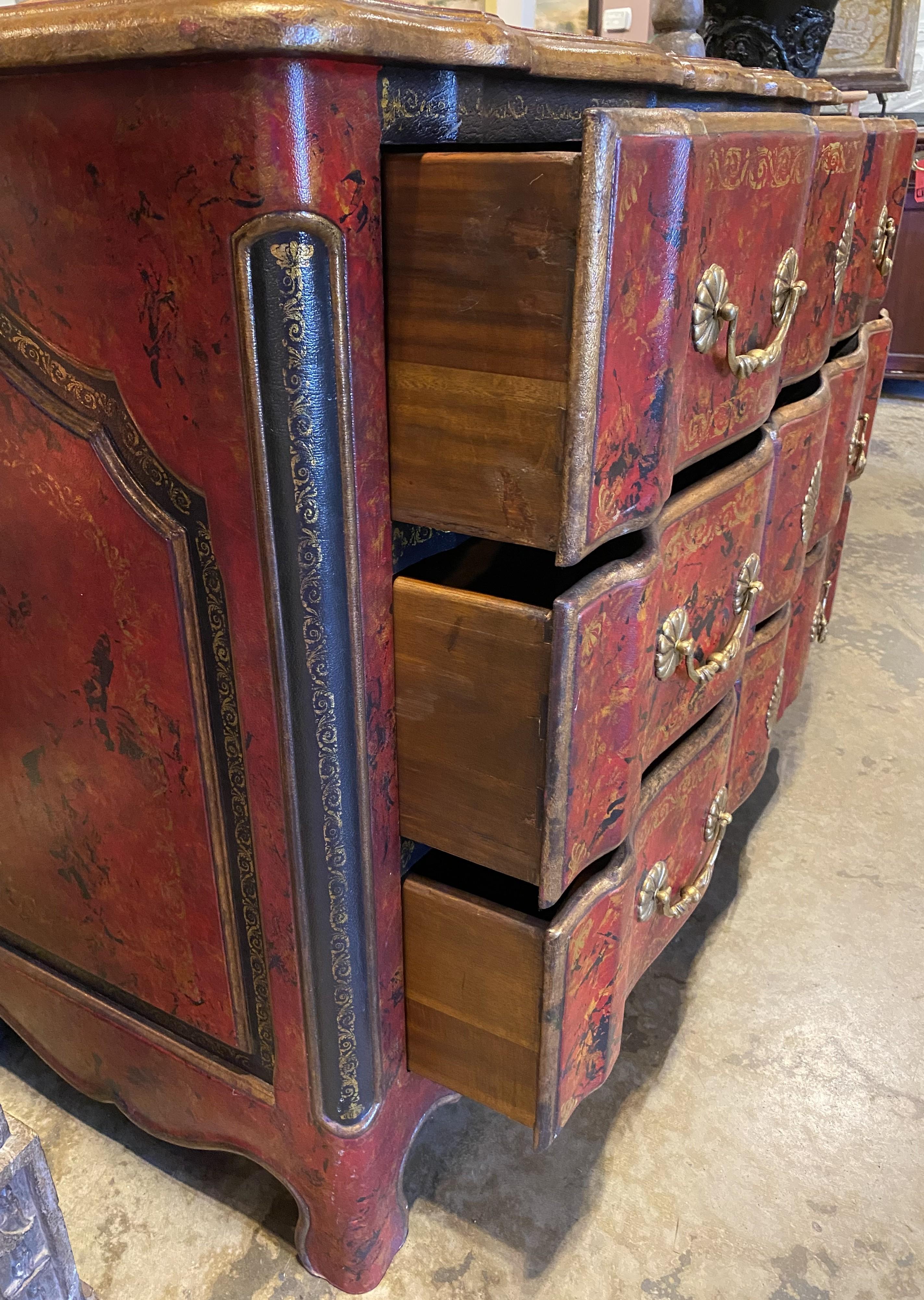 Ottone Cassapanca o commode in stile francese con superficie in ecopelle lavorata in rosso in vendita