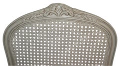 Esszimmerstuhl im französischen Stil mit Schilfrohrrücken, der für eine individuelle Ausführung angeboten wird.