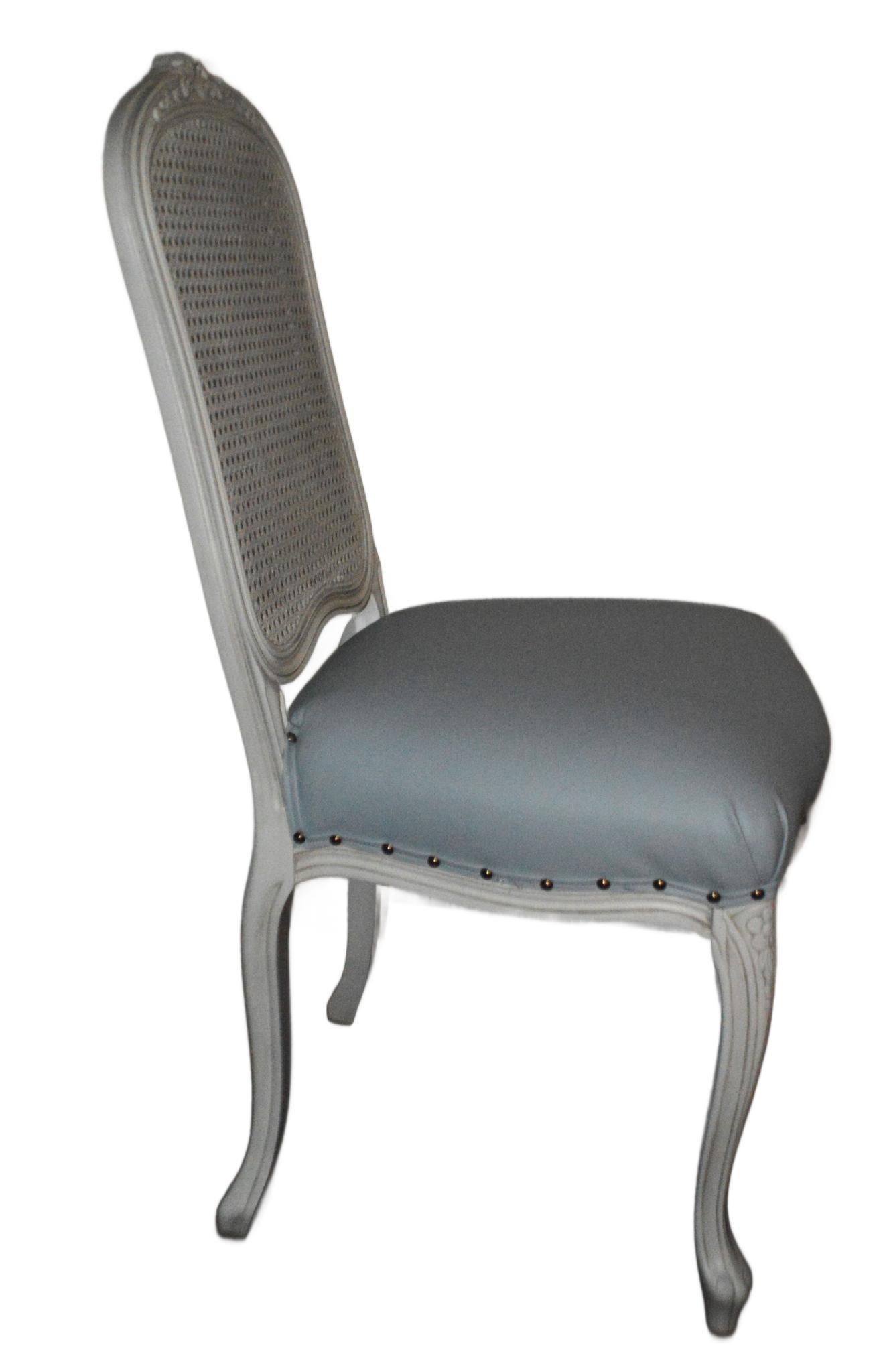 Dipinto a mano Sedia da pranzo in stile francese con schienale in canna offerta per una finitura personalizzata. in vendita