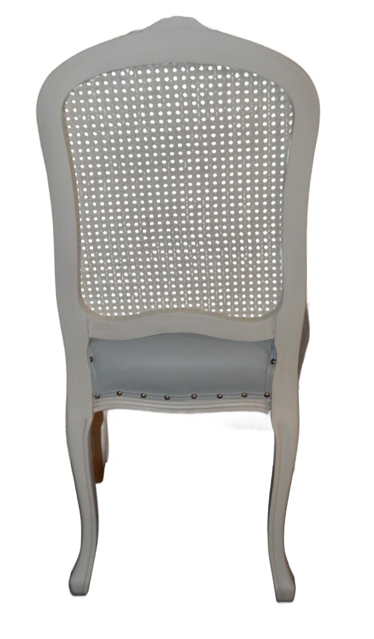 Sedia da pranzo in stile francese con schienale in canna offerta per una finitura personalizzata. In condizioni Nuovo in vendita a Oakville, ON