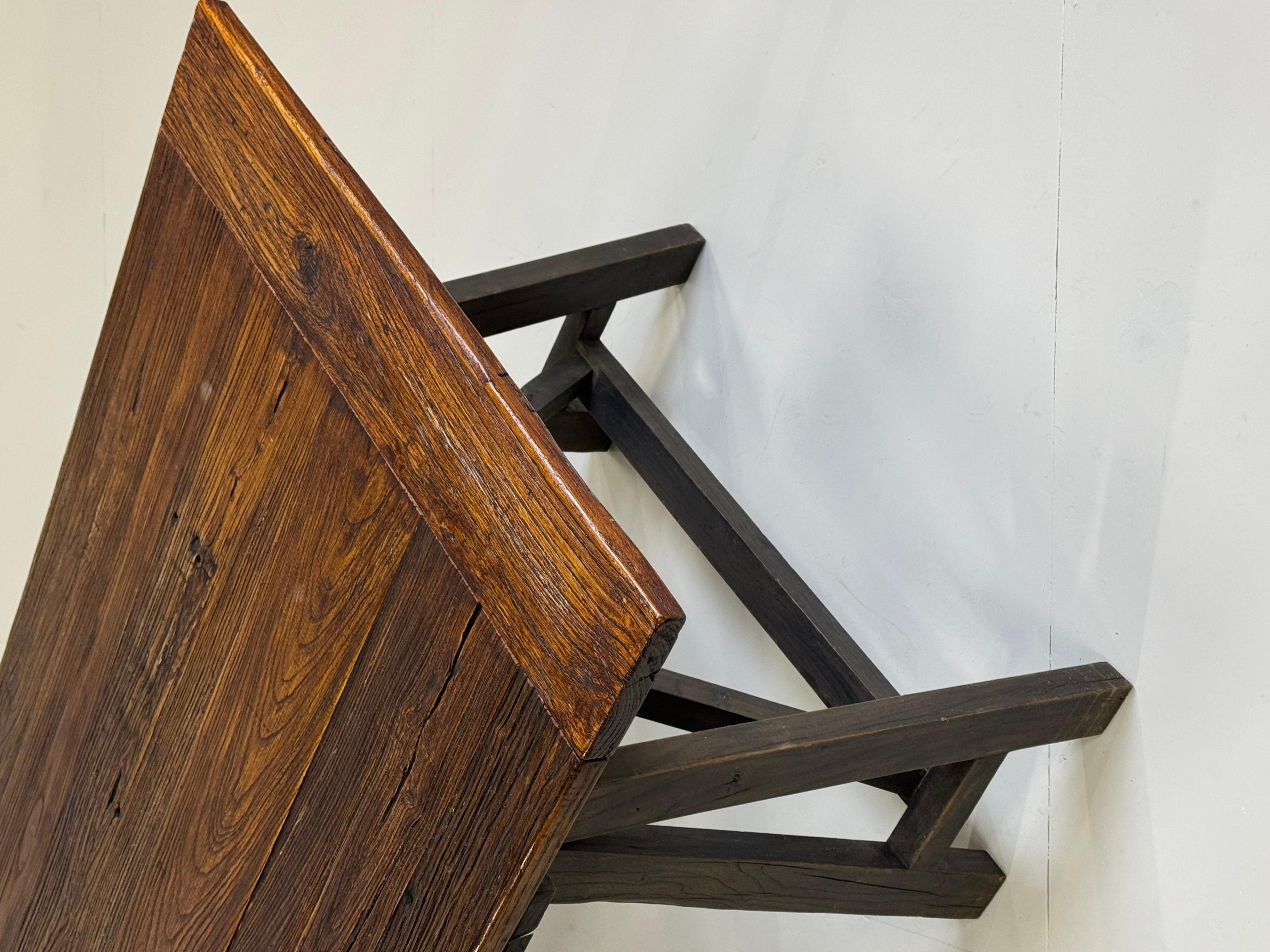 Mesa de comedor estilo francés caballetes 300cm

Mesa de trabajo / mesa de tienda / mesa de comedor / mesa de conferencias XL de 300 cm. Estilo rural.

Hecho de teca maciza. El tablero descansa sobre 2 caballetes teñidos de negro.
En buen estado.