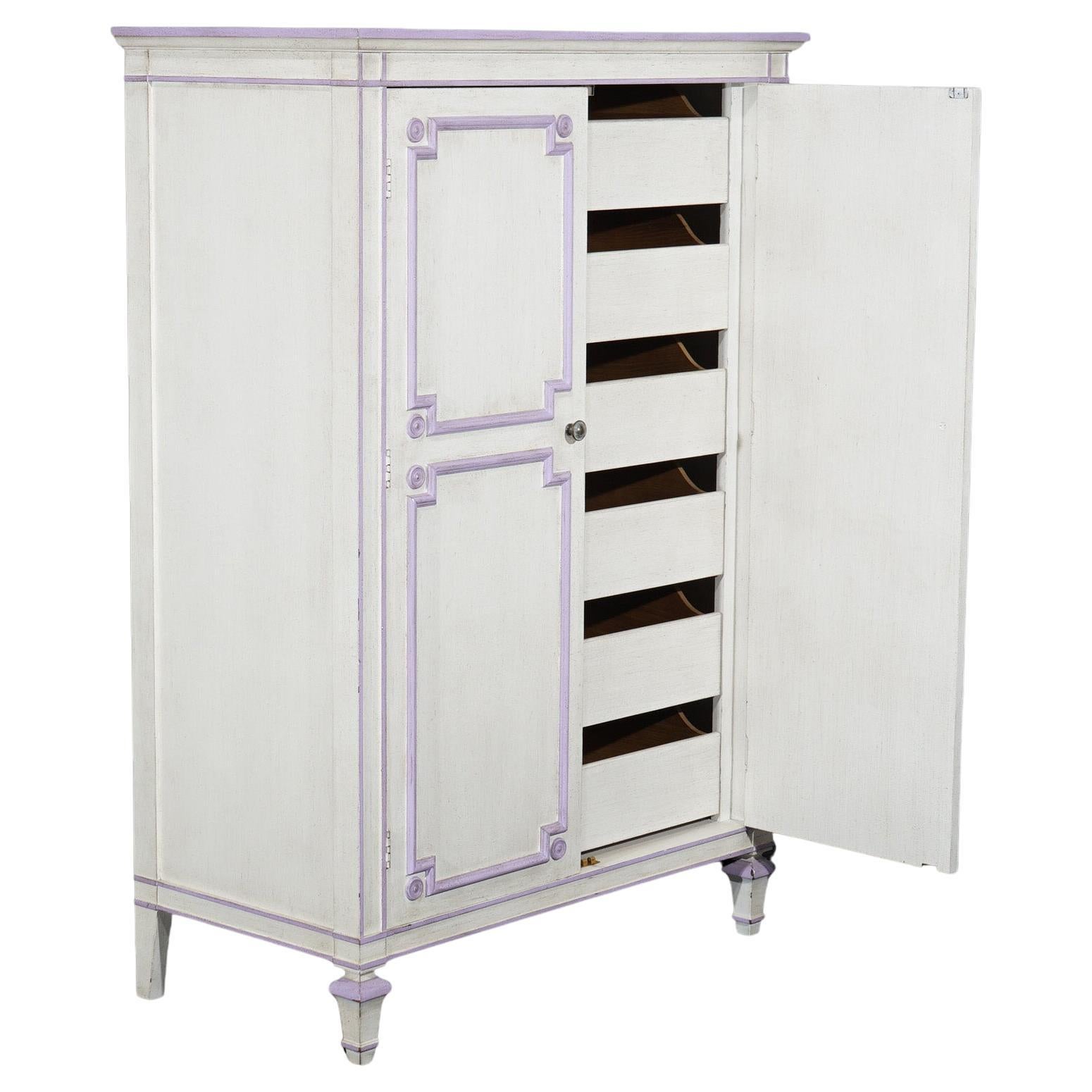 Armoire à double porte de style français Widdicomb avec accents d'aubergine 20e siècle