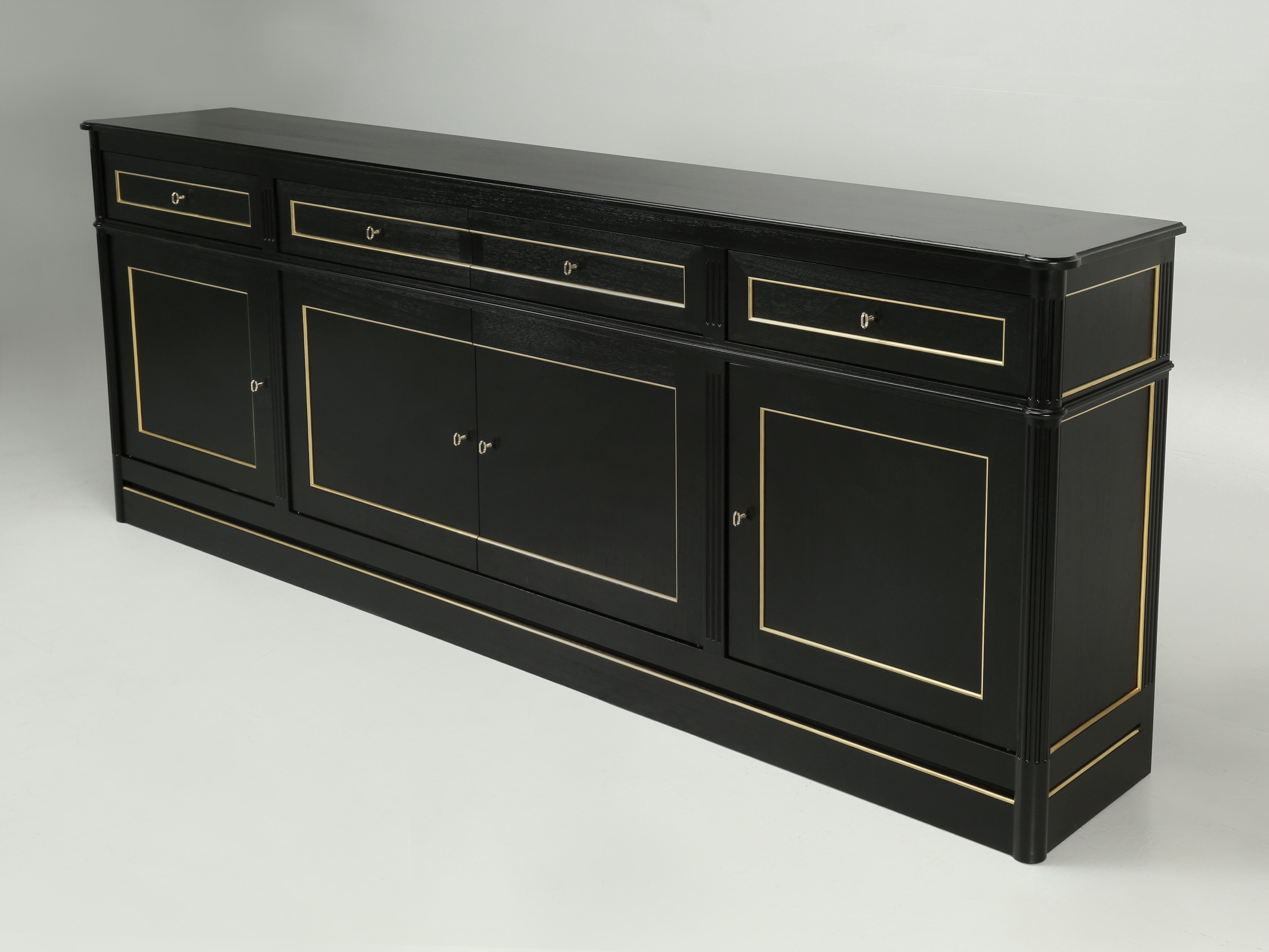 Buffet Luigi XVI in mogano ebanizzato in stile francese con finiture e ferramenta in ottone importate dalla Francia. Realizzato su ordinazione secondo le tue esatte specifiche in termini di dimensioni, specie legnose e finiture. Questi buffet Luigi