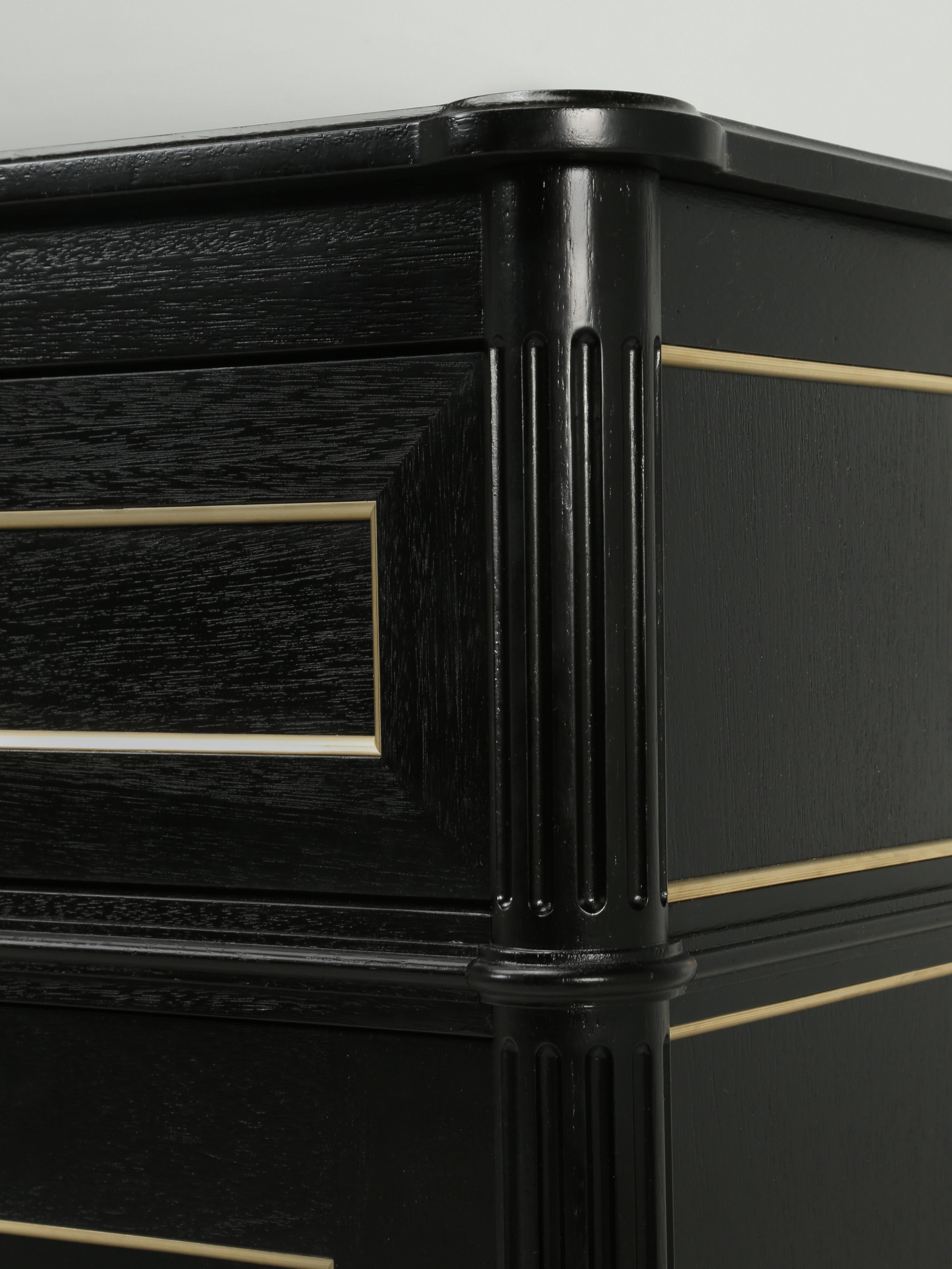 XXI secolo e contemporaneo Buffet Luigi XVI in mogano ebanizzato in stile francese con finiture in ottone su ordinazione in vendita