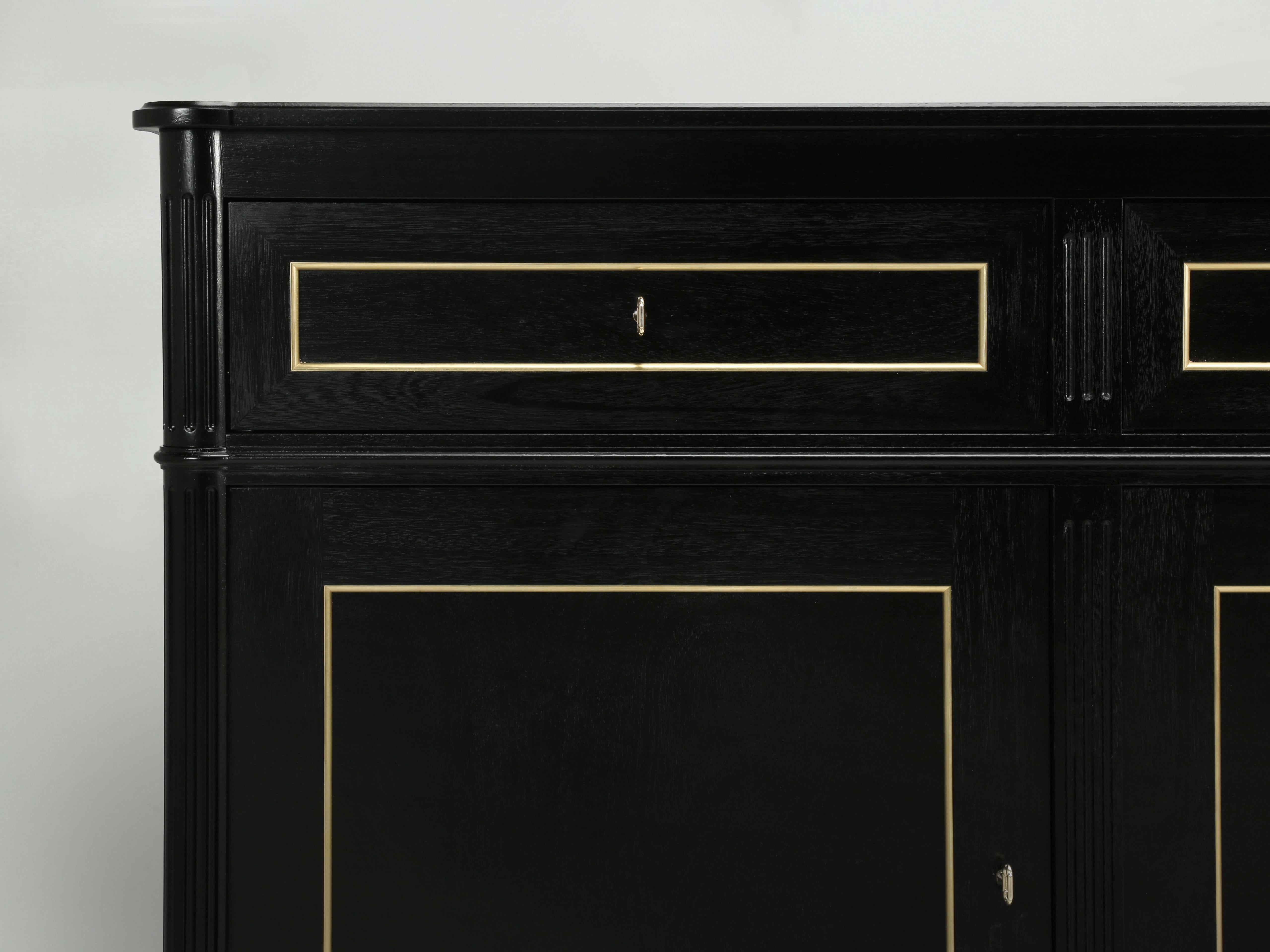 Ottone Buffet Luigi XVI in mogano ebanizzato in stile francese con finiture in ottone su ordinazione in vendita