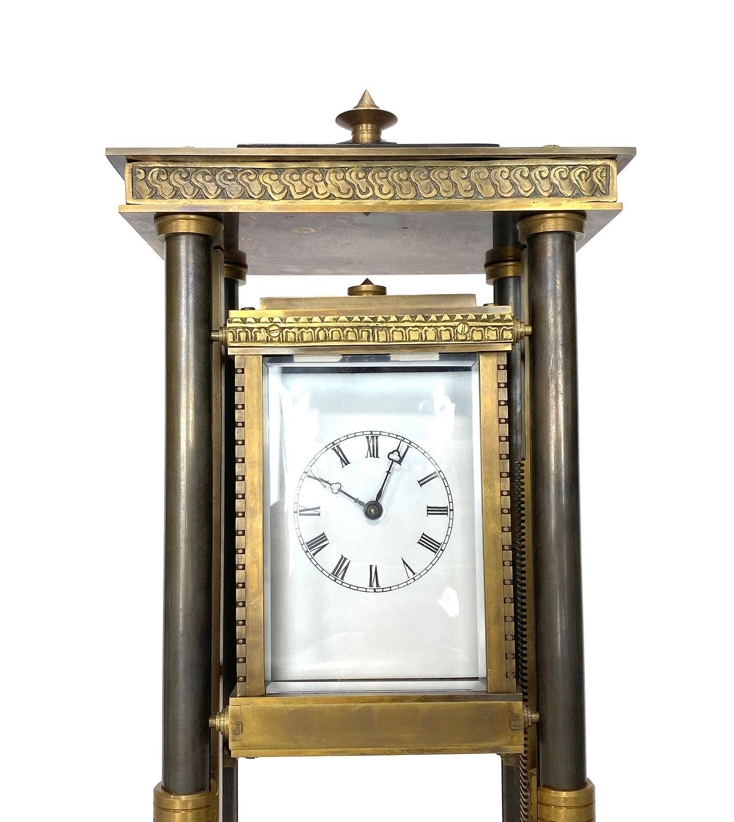 Laiton Horloge industrielle d'ascenseur de style français en bronze, axée sur la gravité en vente