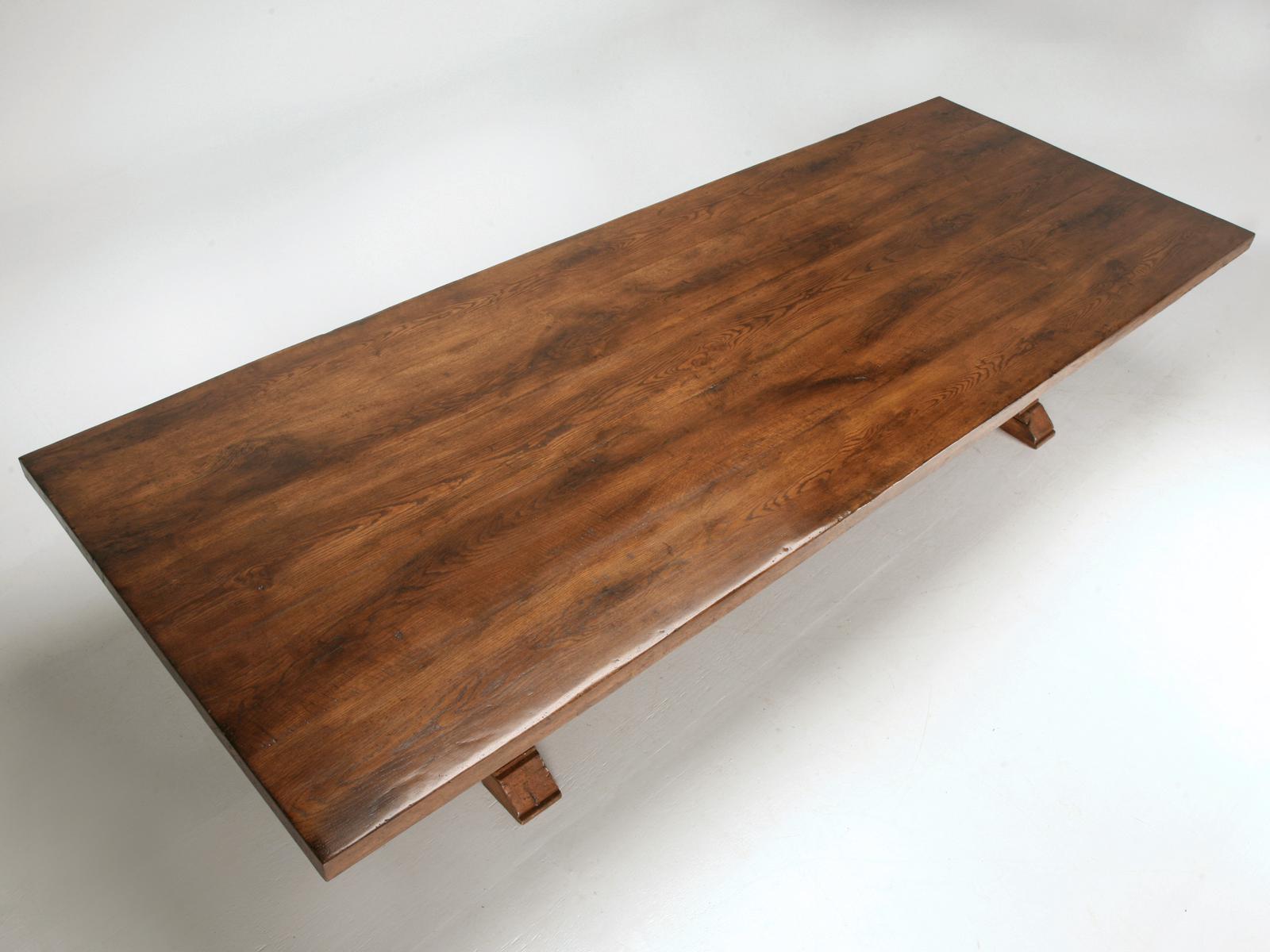 Cette table de salle à manger de style français a été fabriquée sur commande dans notre département de menuiserie Old Plank à partir de chêne recyclé. Si  une table de ferme de 12 pieds n'est pas assez grande pour votre prochain Thanksgiving, nous