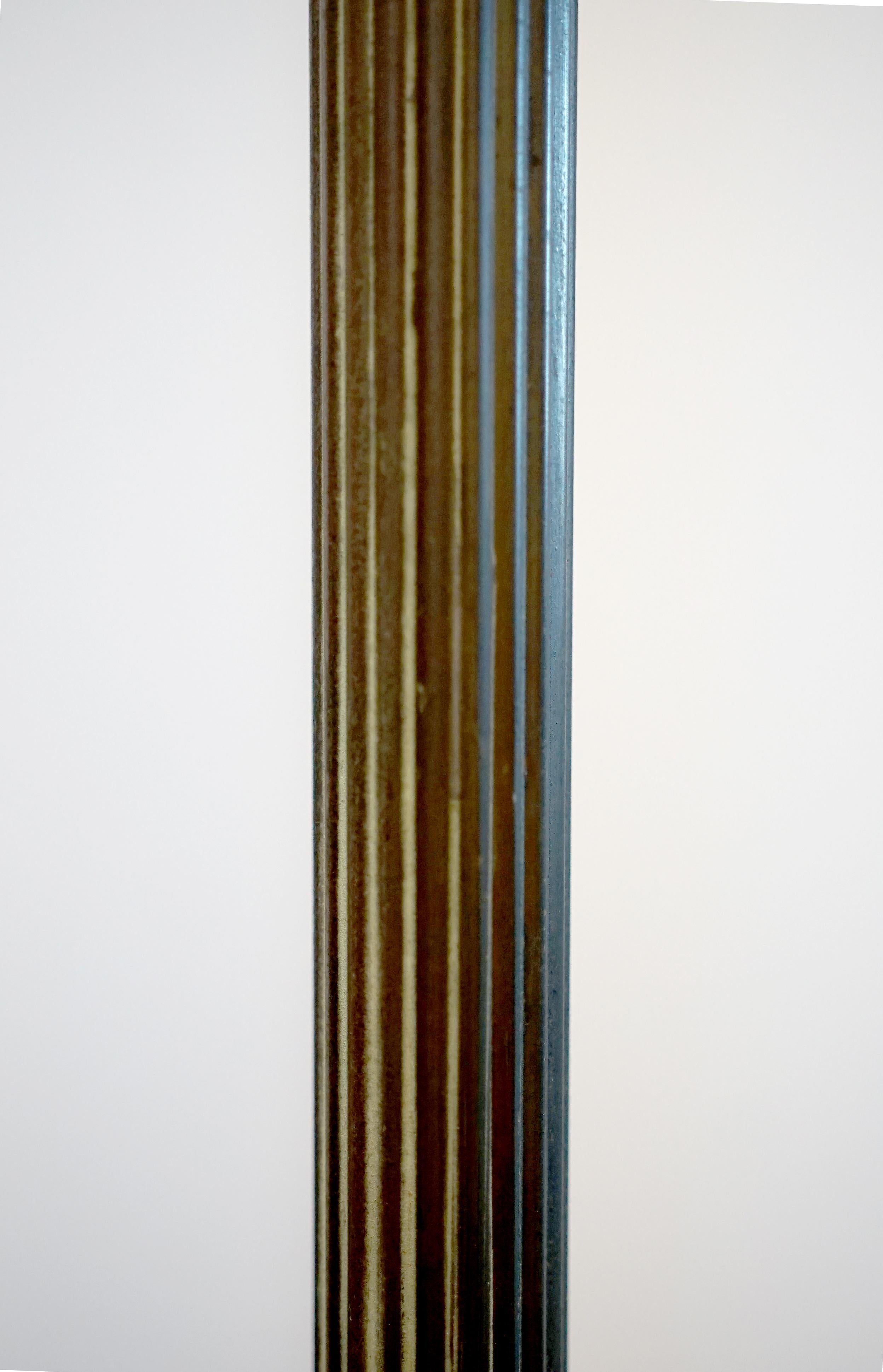 Élevez votre intérieur avec ce lampadaire vintage distingué dans le goût français, un témoignage de l'artisanat durable. Avec une hauteur impressionnante de 62 pouces et une base en métal moulé ornée de 11 x 11 pouces, cette pièce respire l'élégance