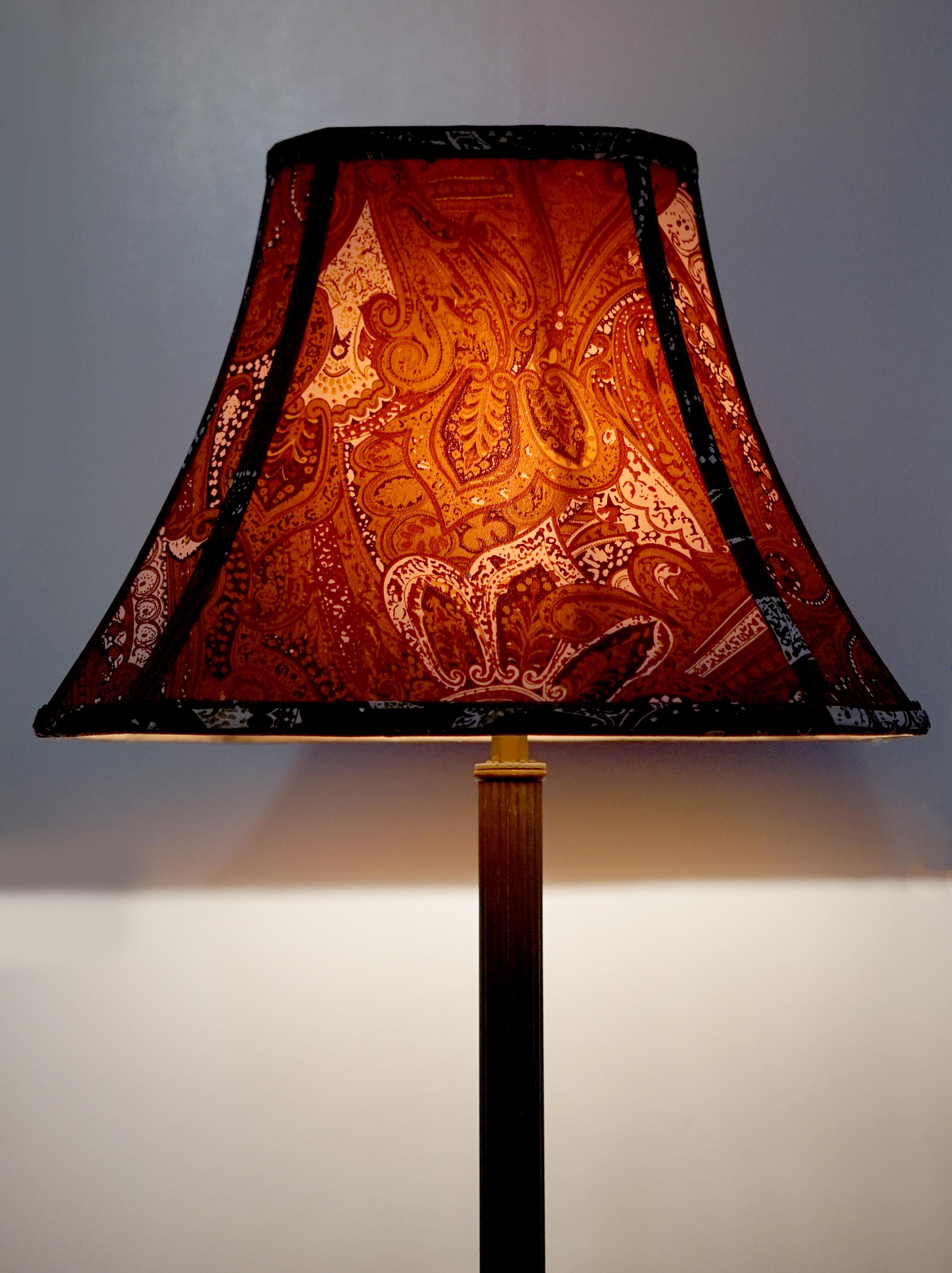 Buriné Lampadaire de style français dans le goût français avec une base en albâtre ou en marbre en vente