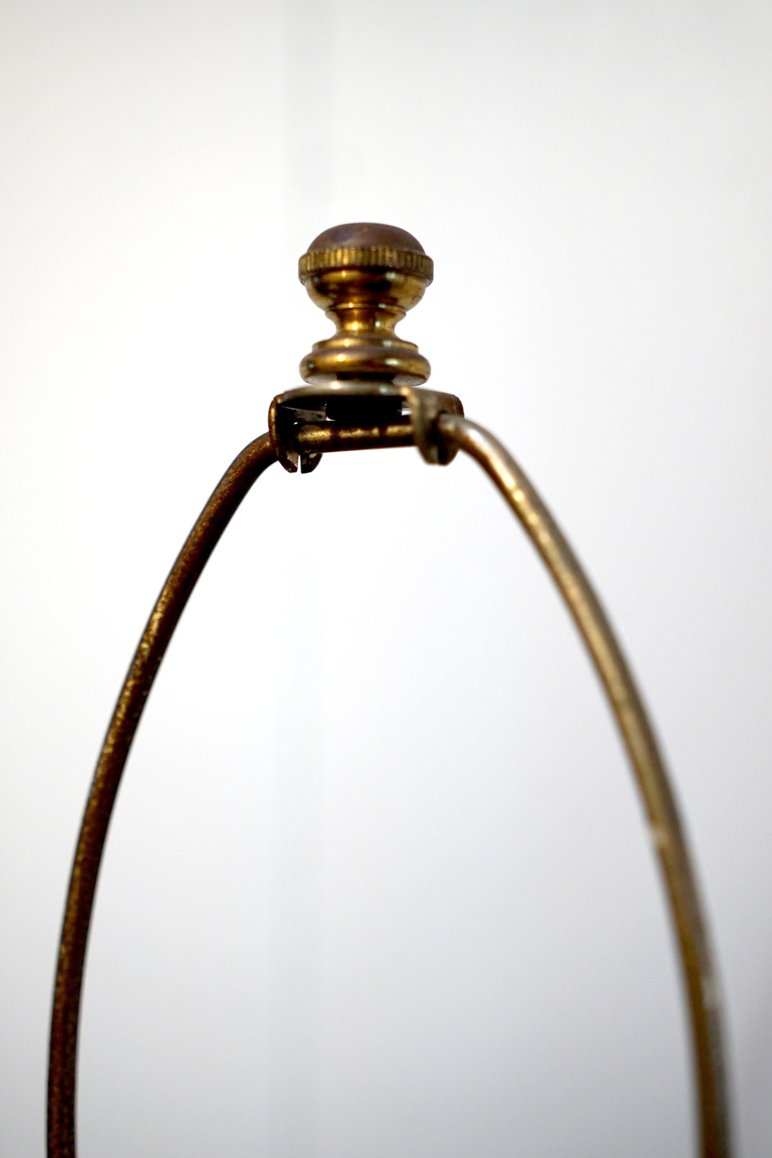 20ième siècle Lampadaire de style français dans le goût français avec une base en albâtre ou en marbre en vente