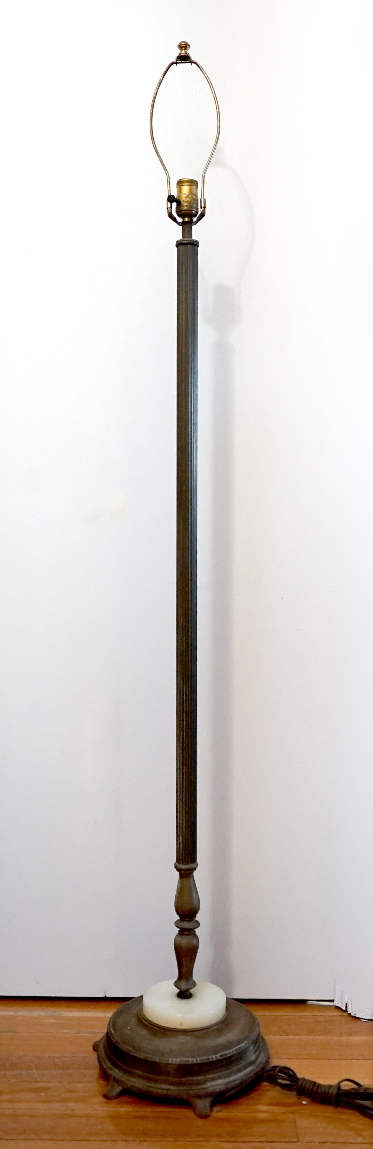 Bronze Lampadaire de style français dans le goût français avec une base en albâtre ou en marbre en vente