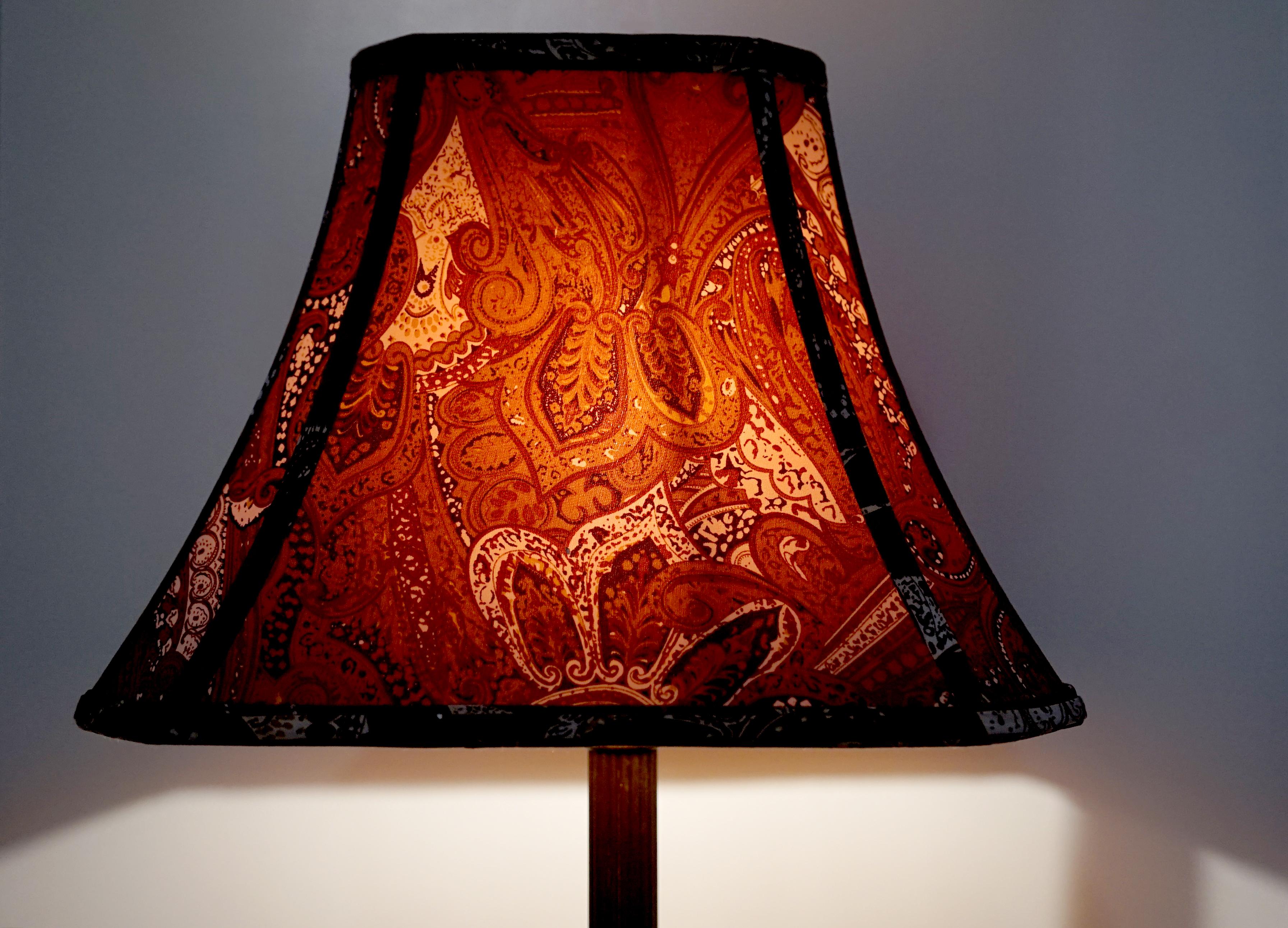 Lampadaire de style français dans le goût français avec une base en albâtre ou en marbre en vente 1
