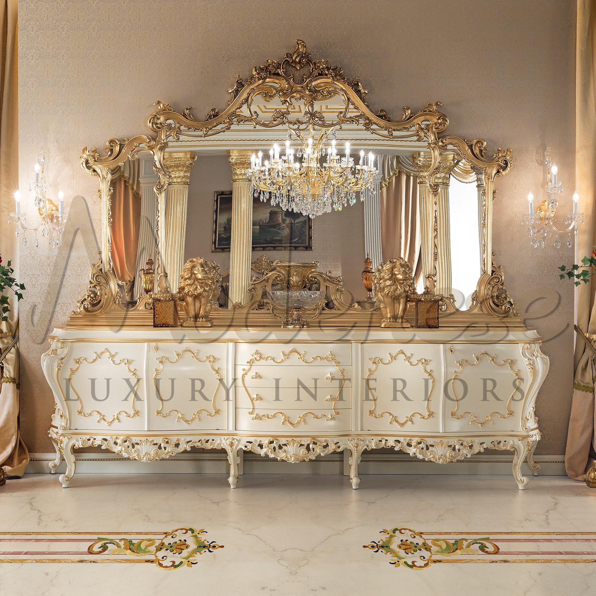 Credenza in stile ottocentesco in legno massiccio con quattro cassetti nella sezione centrale e vano portaoggetti su ogni lato. Una base di colore bianco avorio, ornata con motivi dorati e finemente intagliata sul bordo inferiore, che rappresenta il