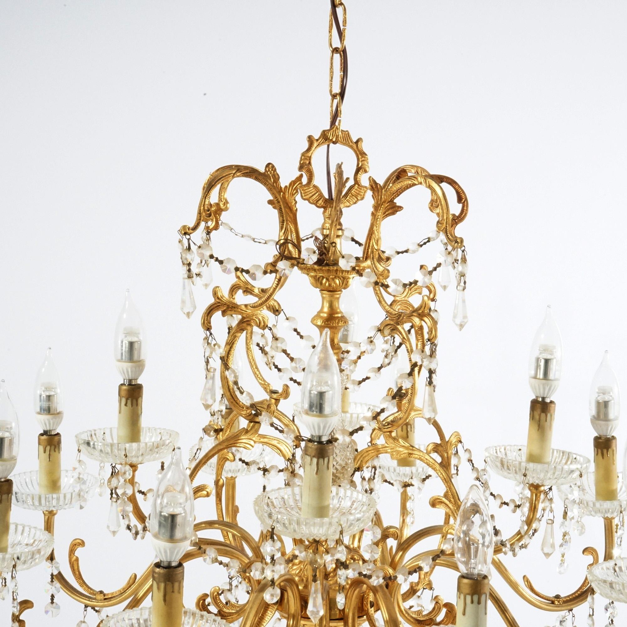 Zwölf-Licht-Kronleuchter im französischen Stil aus vergoldetem Kristall, um 1930 (amerikanisch) im Angebot