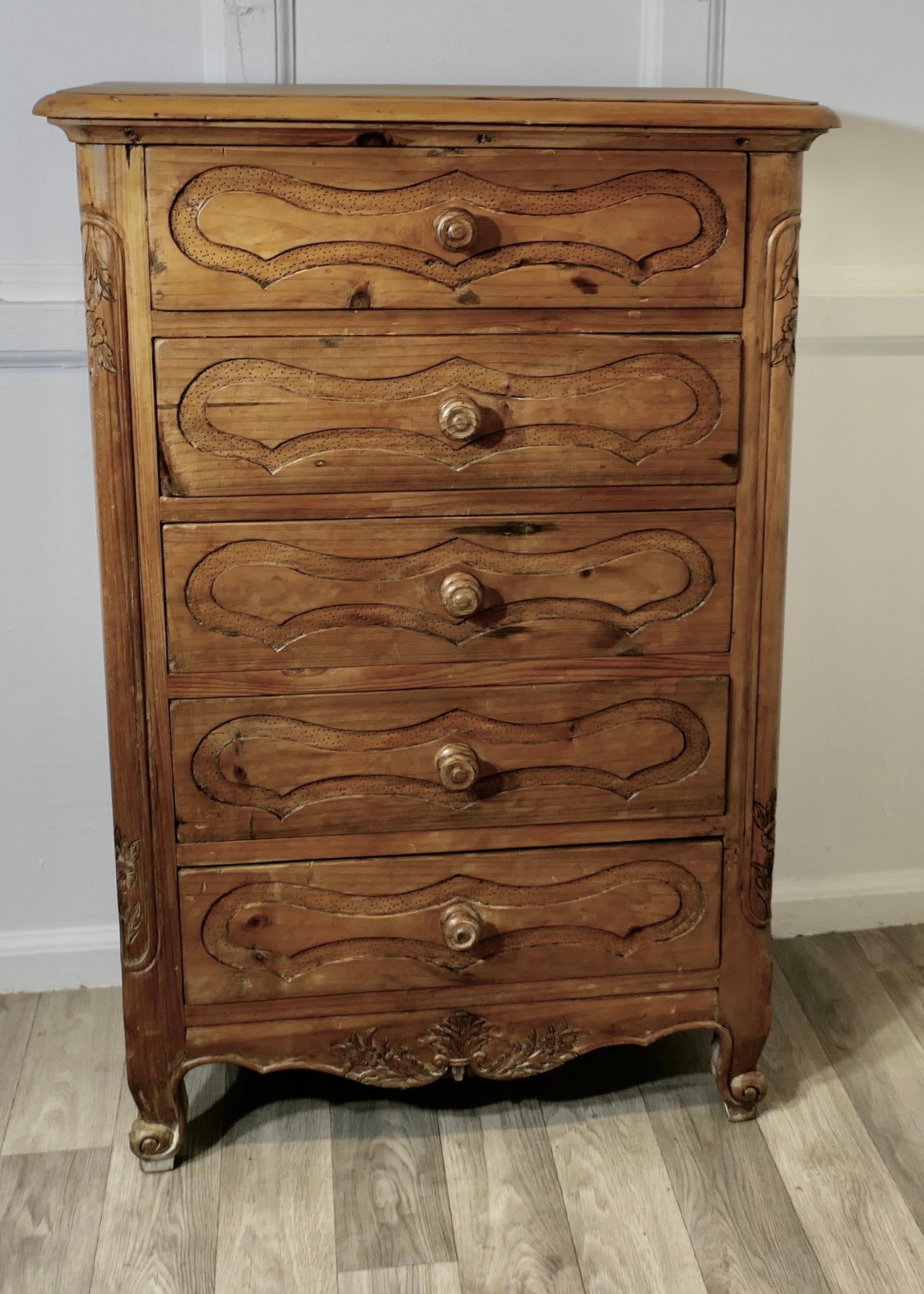 Cassettiera in stile francese in pino dorato

Questa cassettiera alta e stretta ha 5 cassetti e poggia su piccole gambe cabriole; i cassetti hanno i frontali intagliati che si abbinano alla decorazione degli angoli. 
Un ottimo pezzo robusto e in