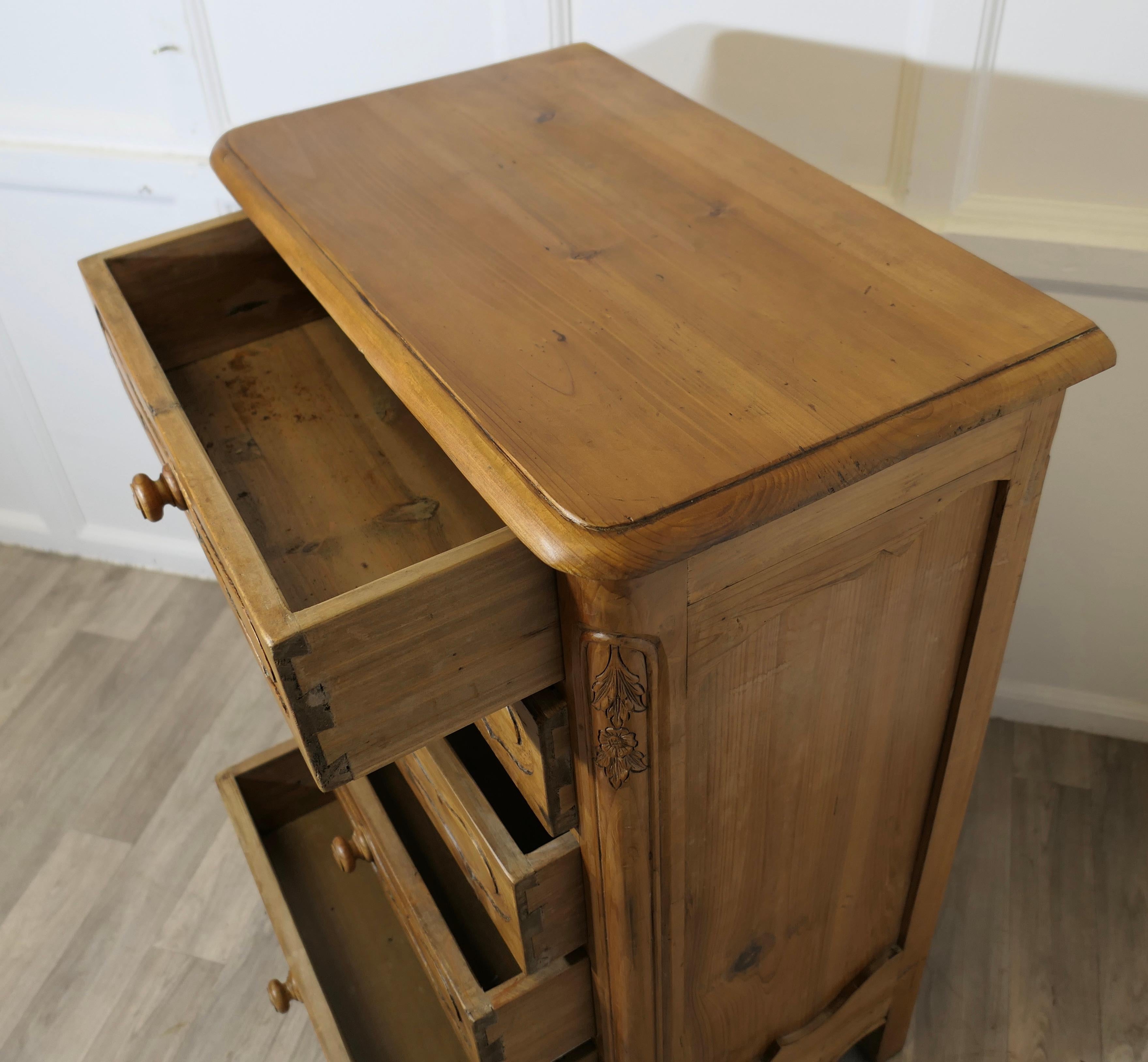 Stile provenzale Cassettiera in stile francese in pino dorato in vendita