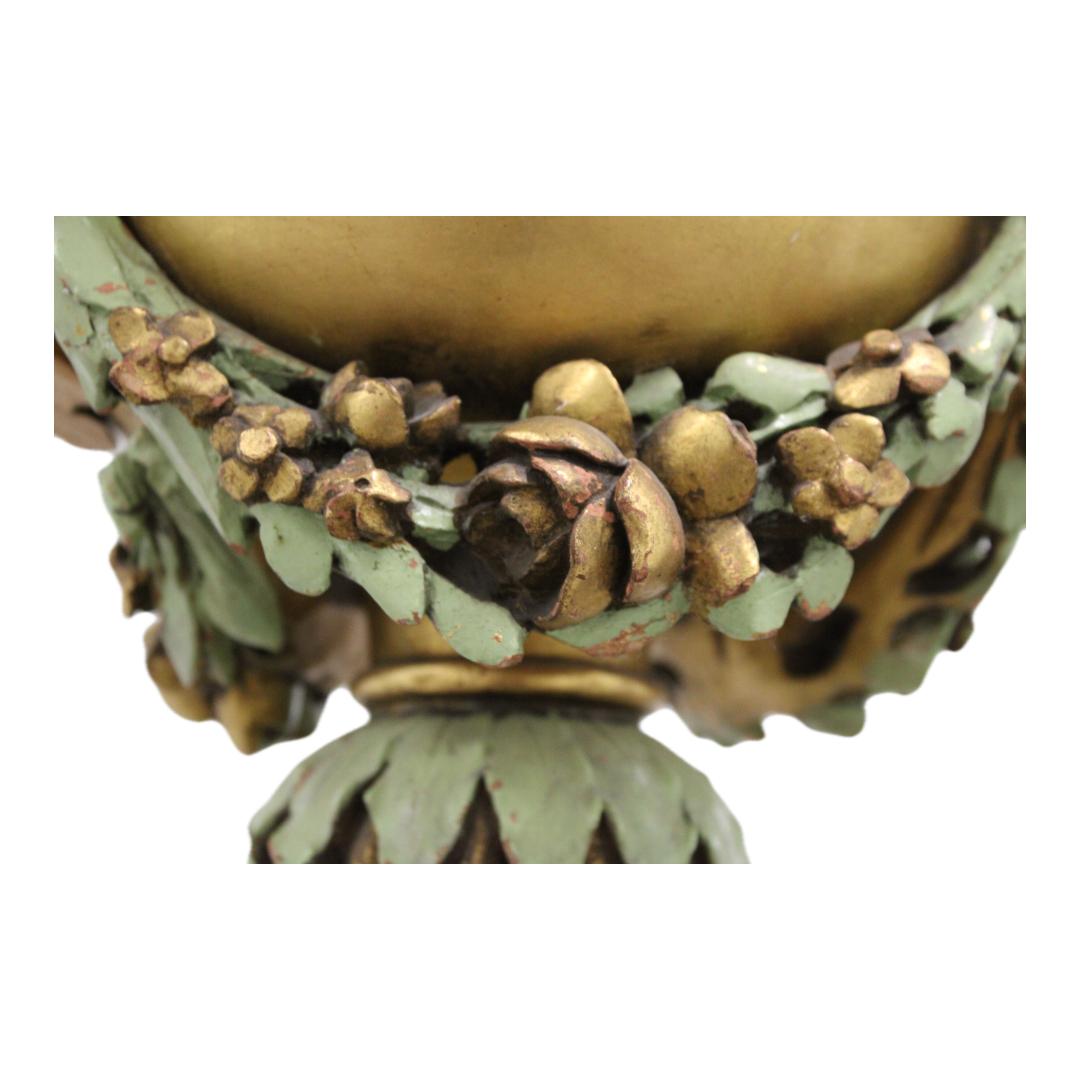 Marbre Torchère de style français sculptée et dorée à la main à colonne avec guirlande en vente