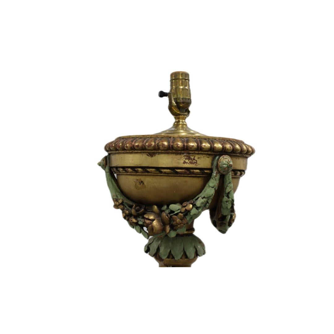 Torchère de style français sculptée et dorée à la main à colonne avec guirlande en vente 4