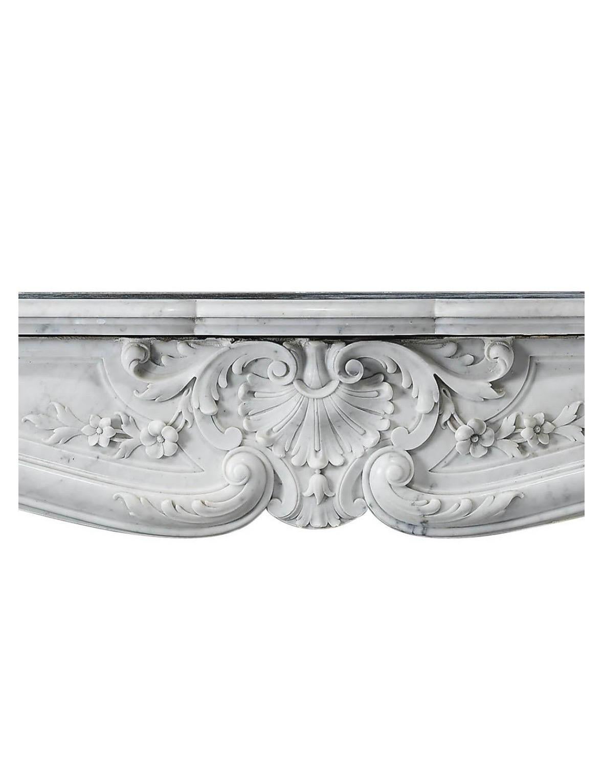 Cette superbe cheminée de style français en marbre sculpté à la main respire l'élégance et le charme intemporel. Elle présente des détails complexes et des courbes gracieuses, caractéristiques du design français classique. Fabriquée de manière