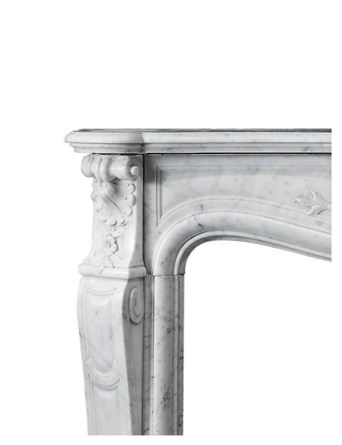Européen Cheminée en marbre sculptée à la main de style français