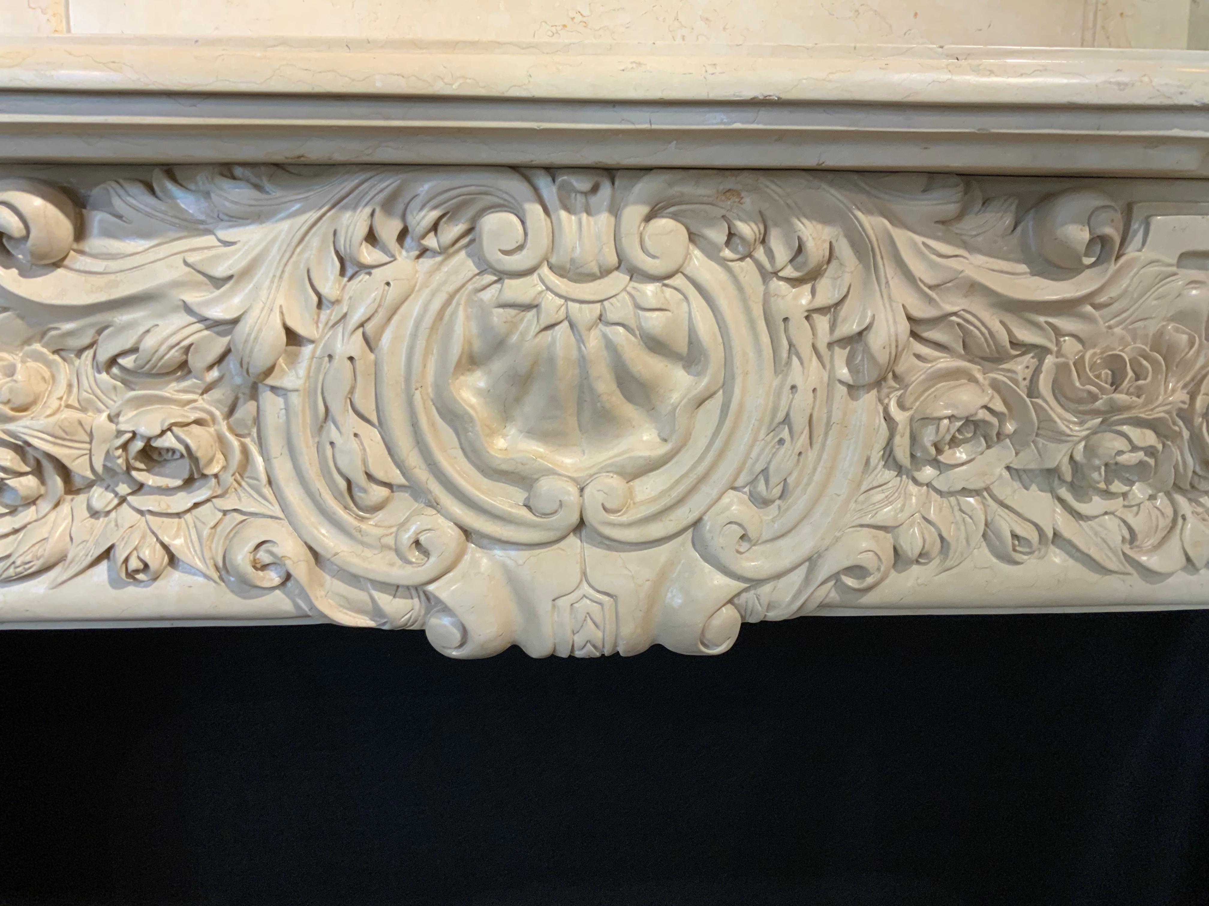 Cheminée de style français en marbre blanc sculpté à la main en vente 3