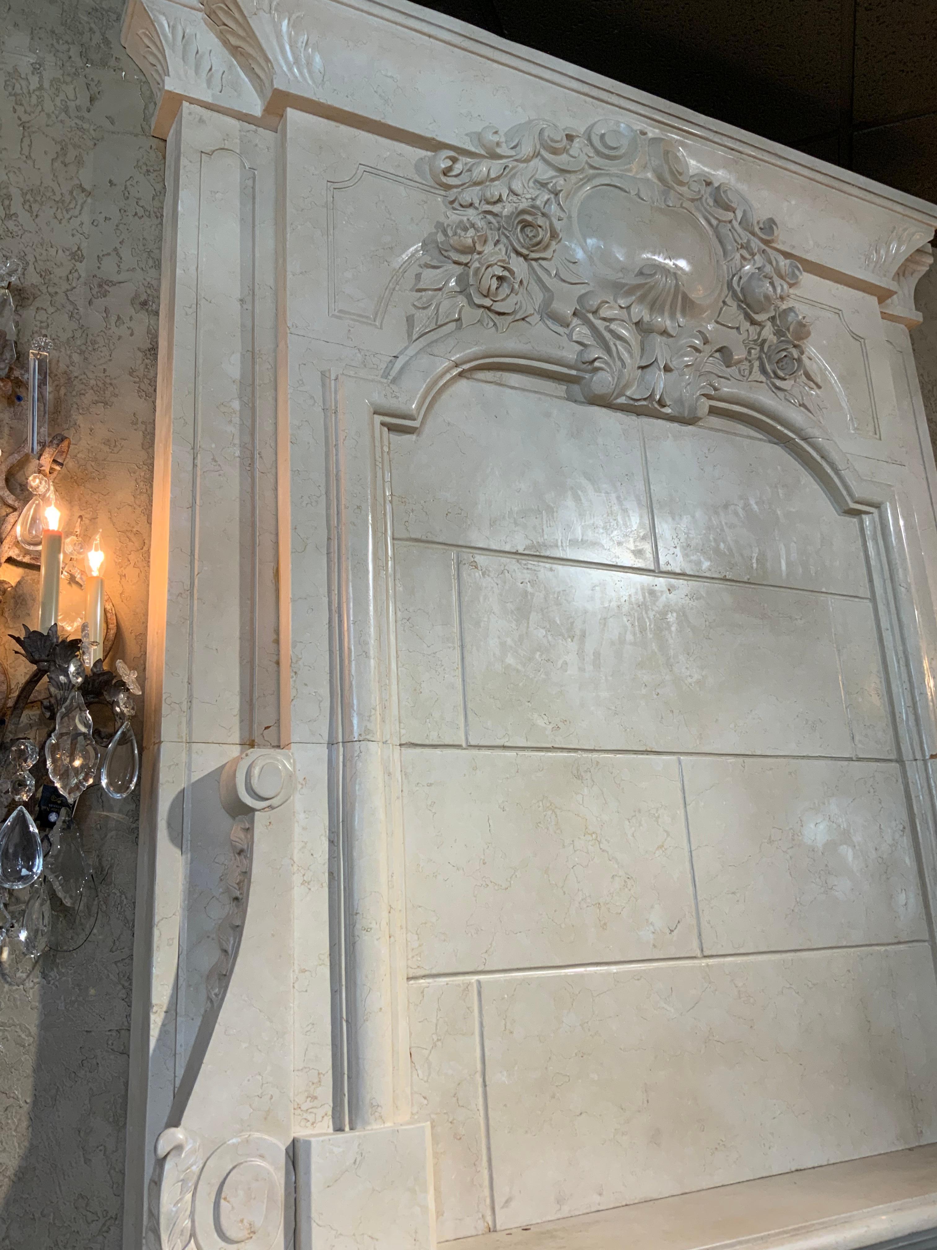 XXIe siècle et contemporain Cheminée de style français en marbre blanc sculpté à la main en vente