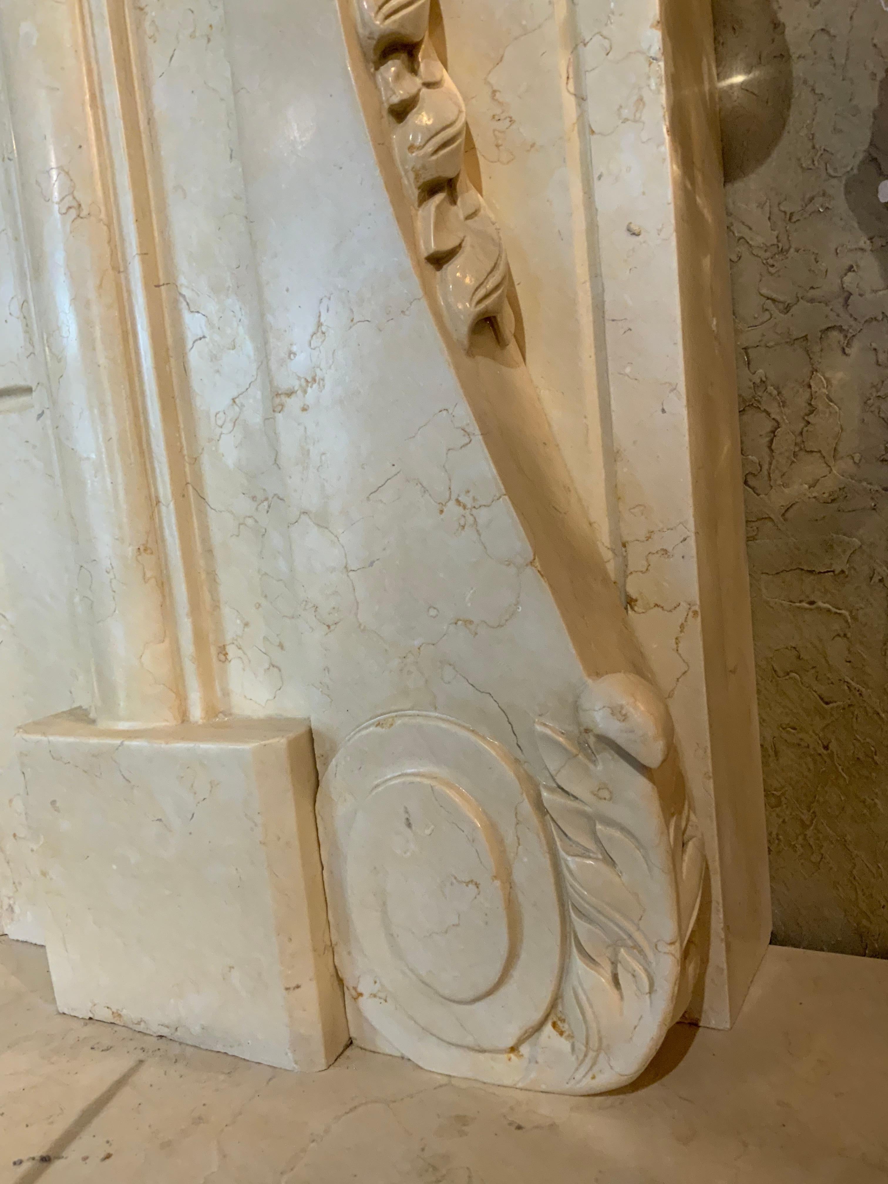 Cheminée de style français en marbre blanc sculpté à la main en vente 1