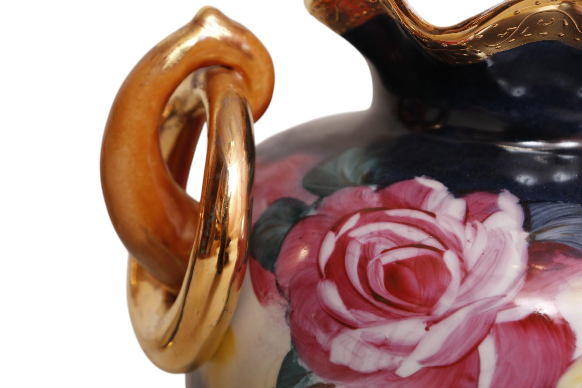 Ceramica Vasi floreali dipinti a mano in stile francese - una coppia in vendita