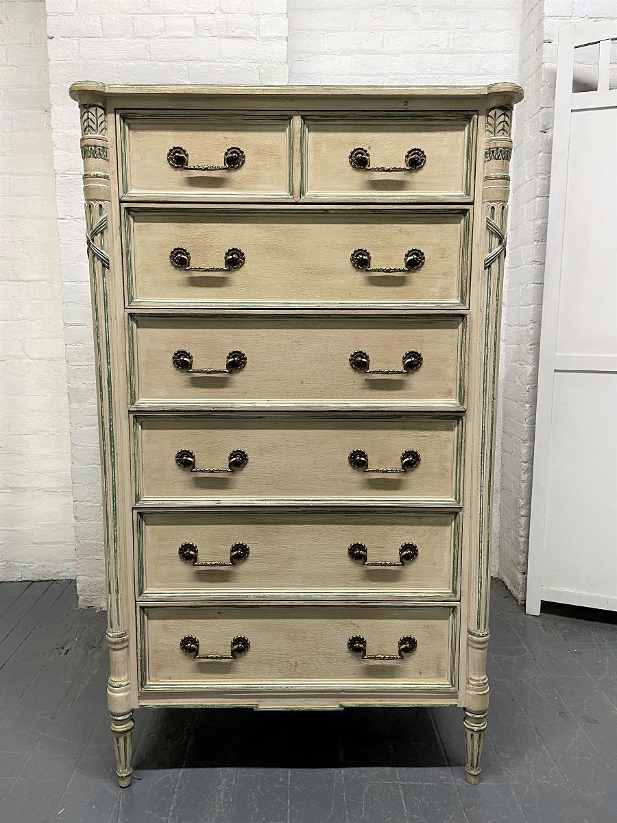 Cassapanca dipinta in stile francese Luigi XIV. La cassettiera ha un totale di sei cassetti estraibili, ferramenta originale in ottone e ben verniciata. Può essere utilizzato anche come scrigno per la lingerie.