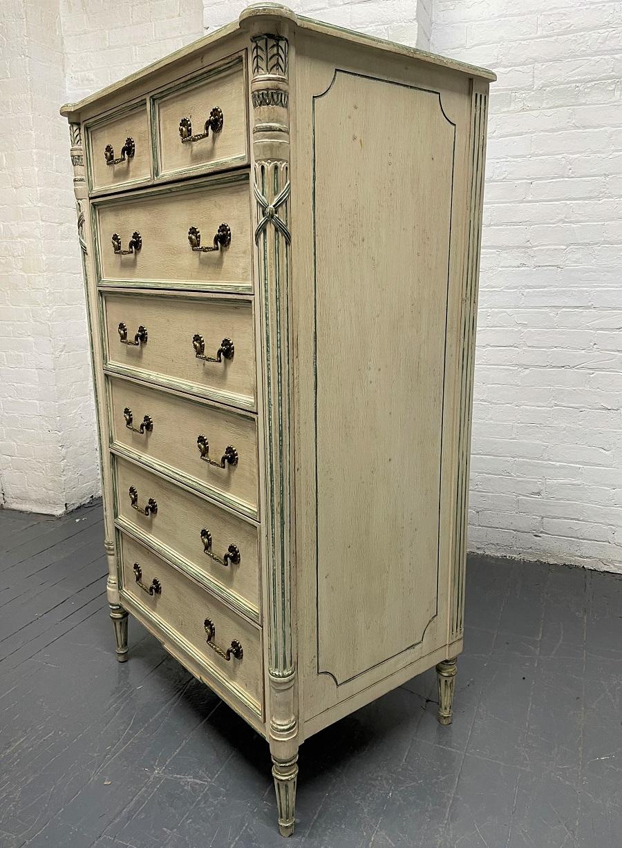 French Style Louis XIV Painted Chest In Good Condition For Sale In New York, NY