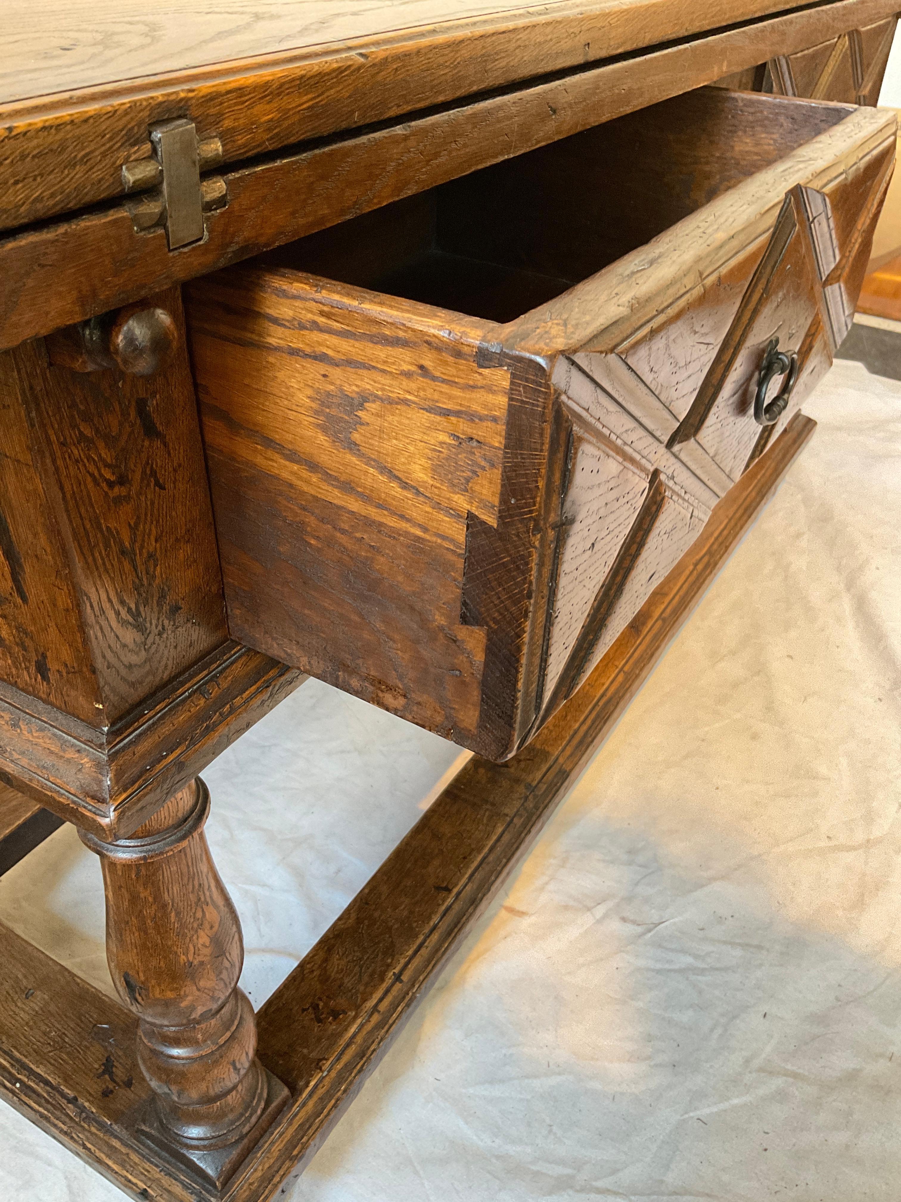 Console / Table de salle à manger de style français Louis XVIII, sculptée à la main et à abattant en vente 6