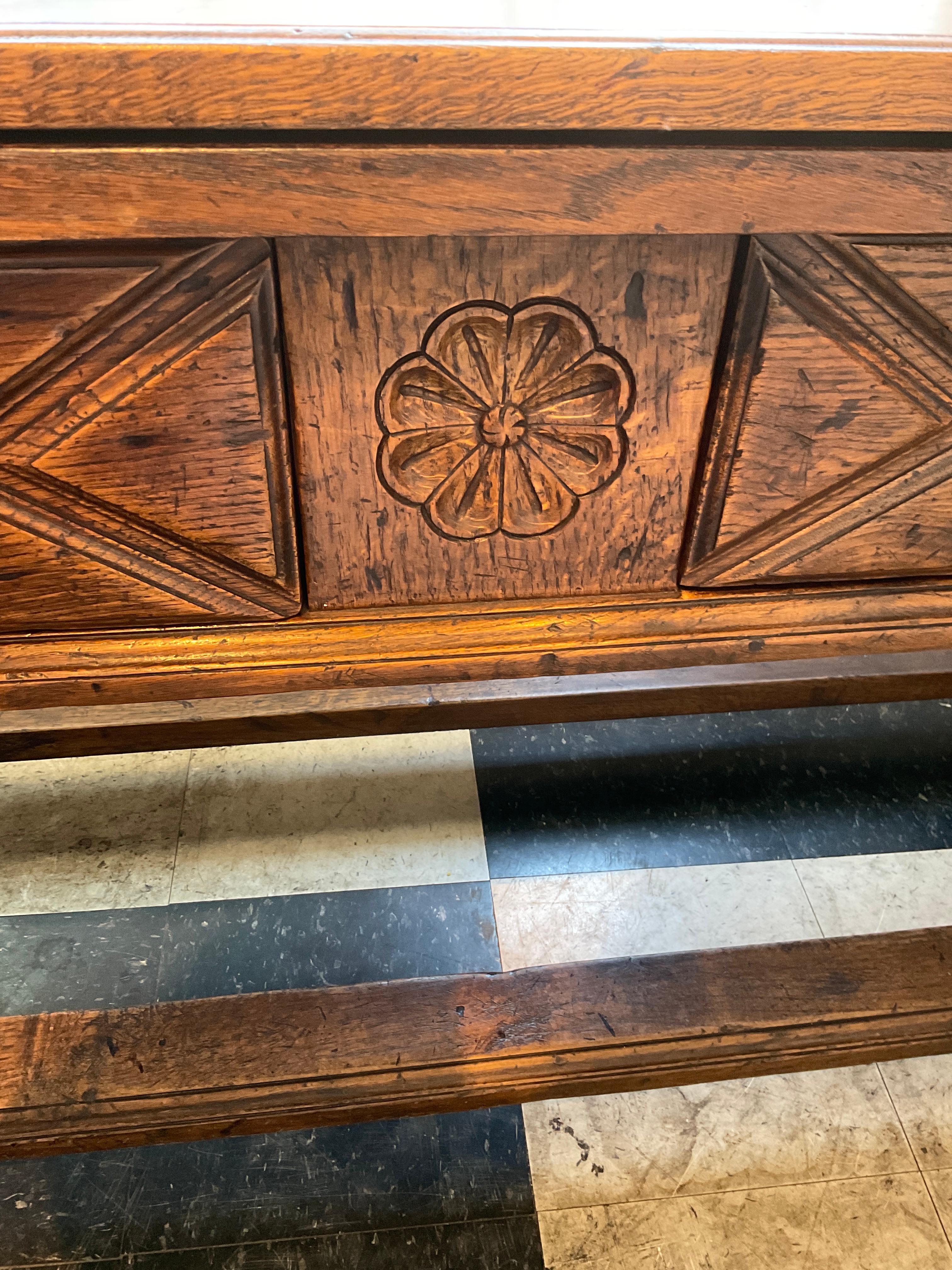 Console / Table de salle à manger de style français Louis XVIII, sculptée à la main et à abattant en vente 11