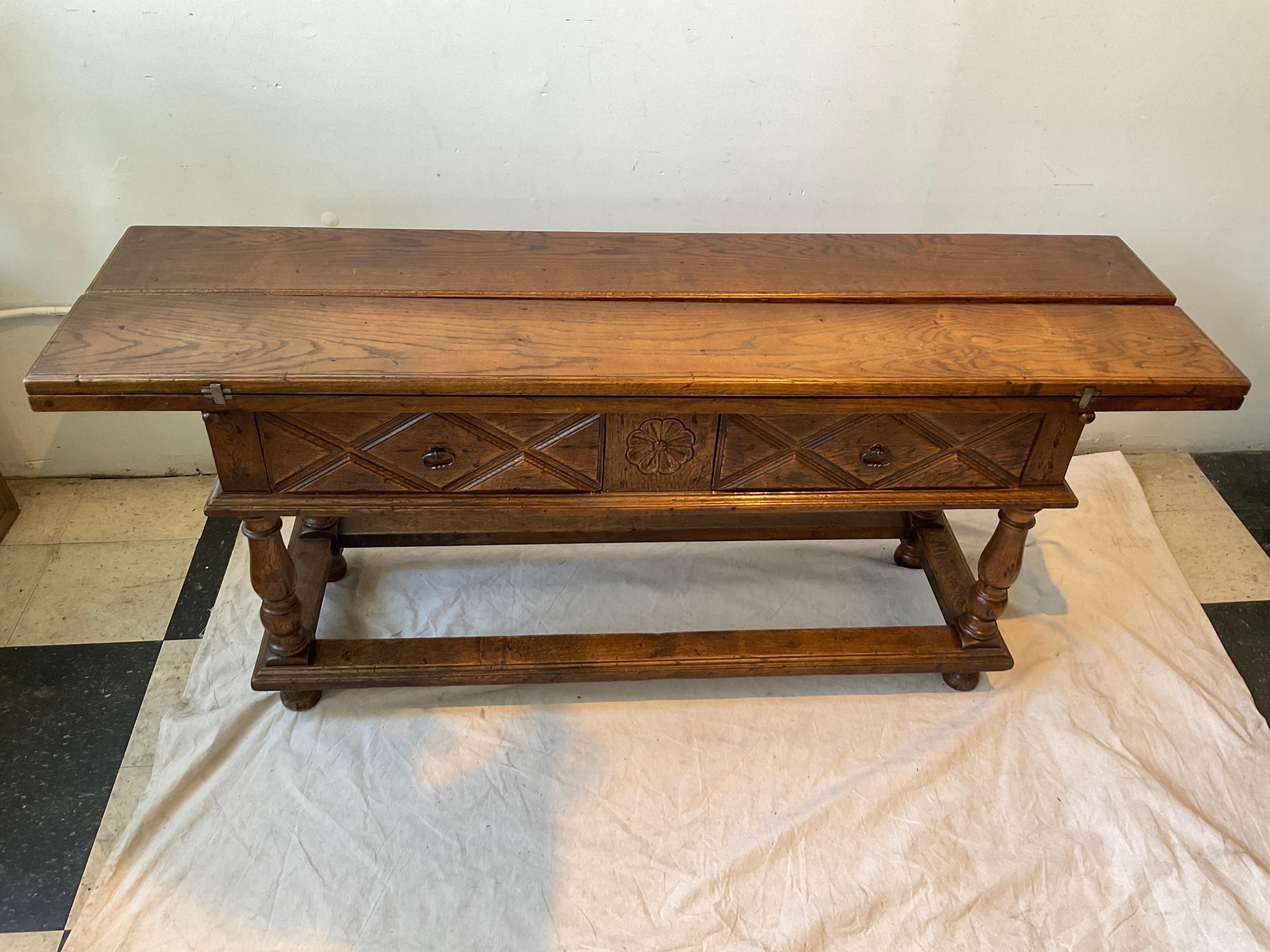 Reproduction de haute qualité d'une table console française Louis XVIII des années 1700.  Lorsque les feuilles sont ouvertes, elles se transforment en table de salle à manger. Magnifique  charnières en métal incrusté. Bois sculpté à la main. Table