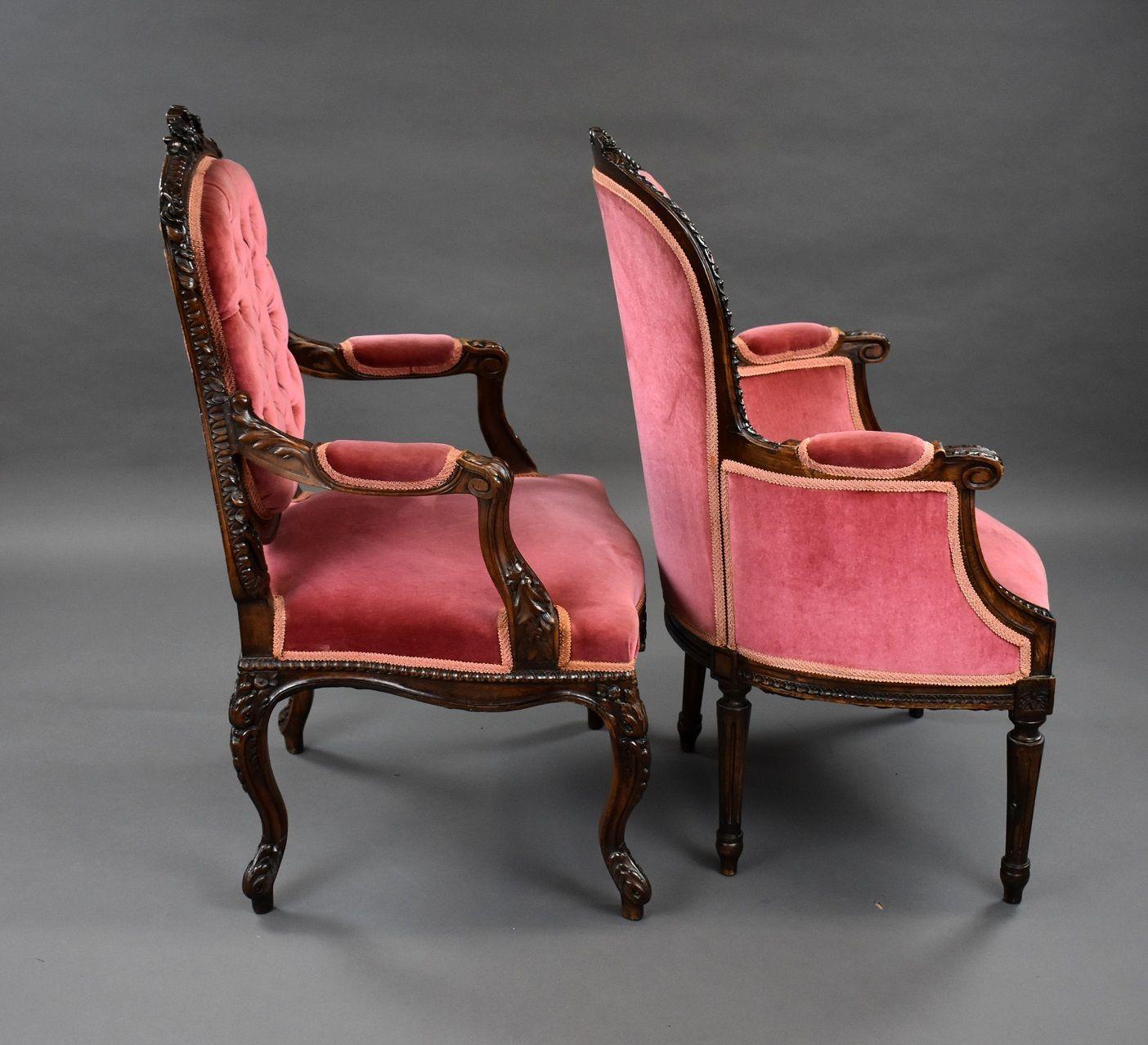Französisch Stil Mahagoni Boudoir Sessel in gutem Zustand. Beide sind mit schönen Schnitzereien versehen und mit dem gleichen rosa Stoff gepolstert, die Rückenlehnen sind geknöpft. Ein Stuhl hat Cabriole-Beine mit offenen Armen, der andere