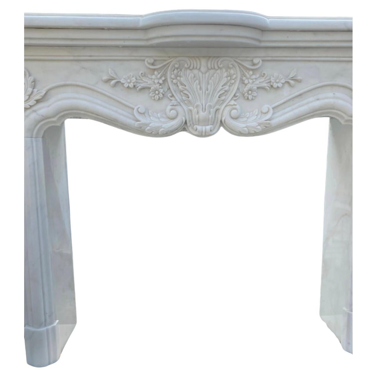 Questo caminetto in marmo in stile francese del XX secolo emana un'eleganza e una raffinatezza senza tempo. Con le sue linee aggraziate e il suo design classico, cattura l'essenza dell'artigianato francese. La superficie liscia del marmo e i