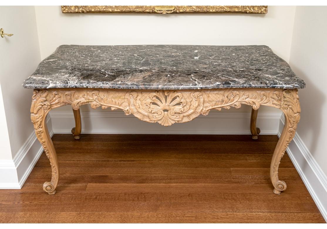 20ième siècle Table de salle à manger de style français avec plateau en marbre et base sculptée élaborée en vente