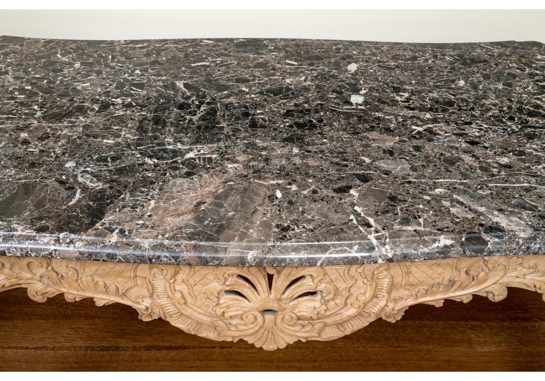Table de salle à manger de style français avec plateau en marbre et base sculptée élaborée en vente 2