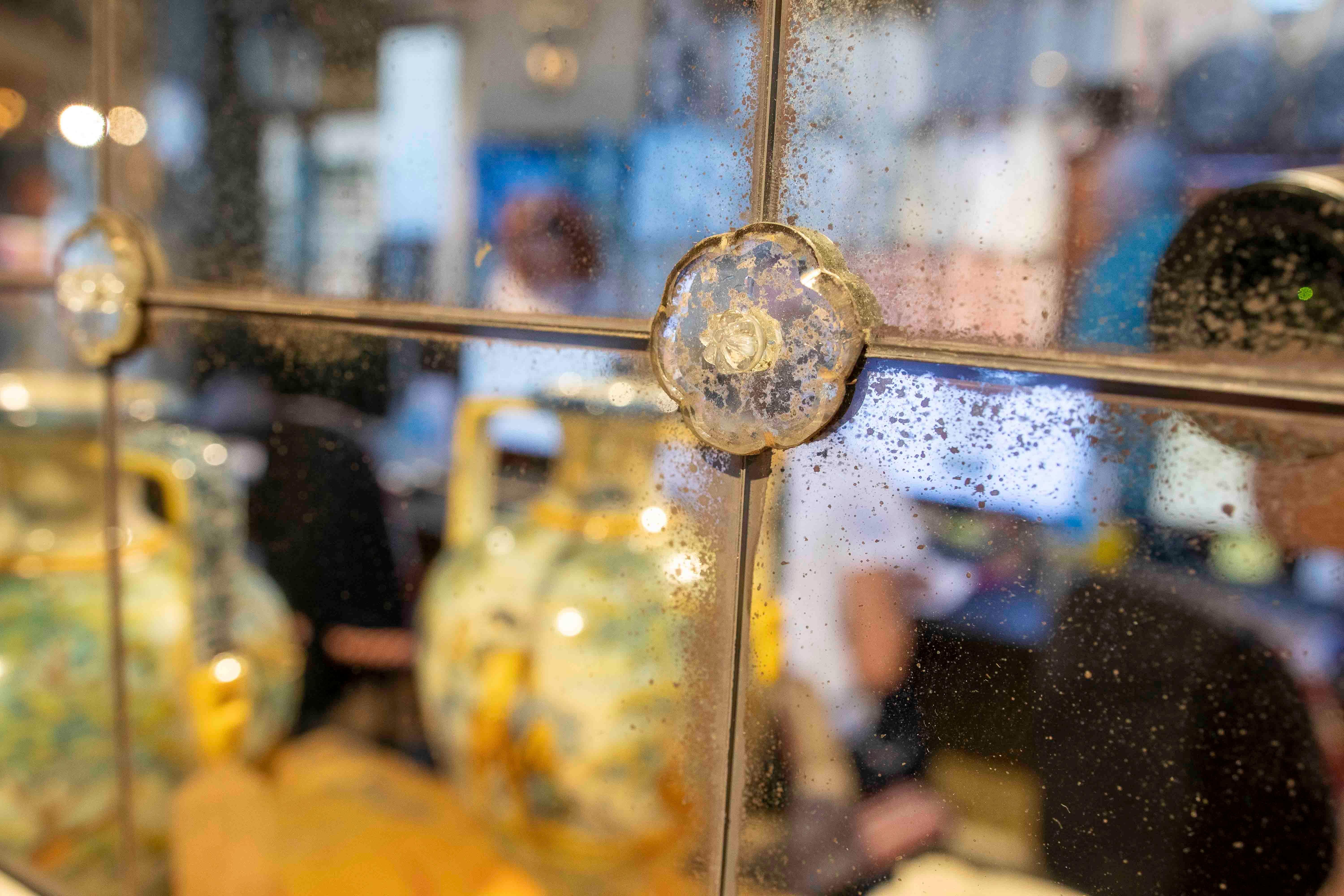 French-style Mirror with Grids Joined with Crystal Flowers For Sale 5