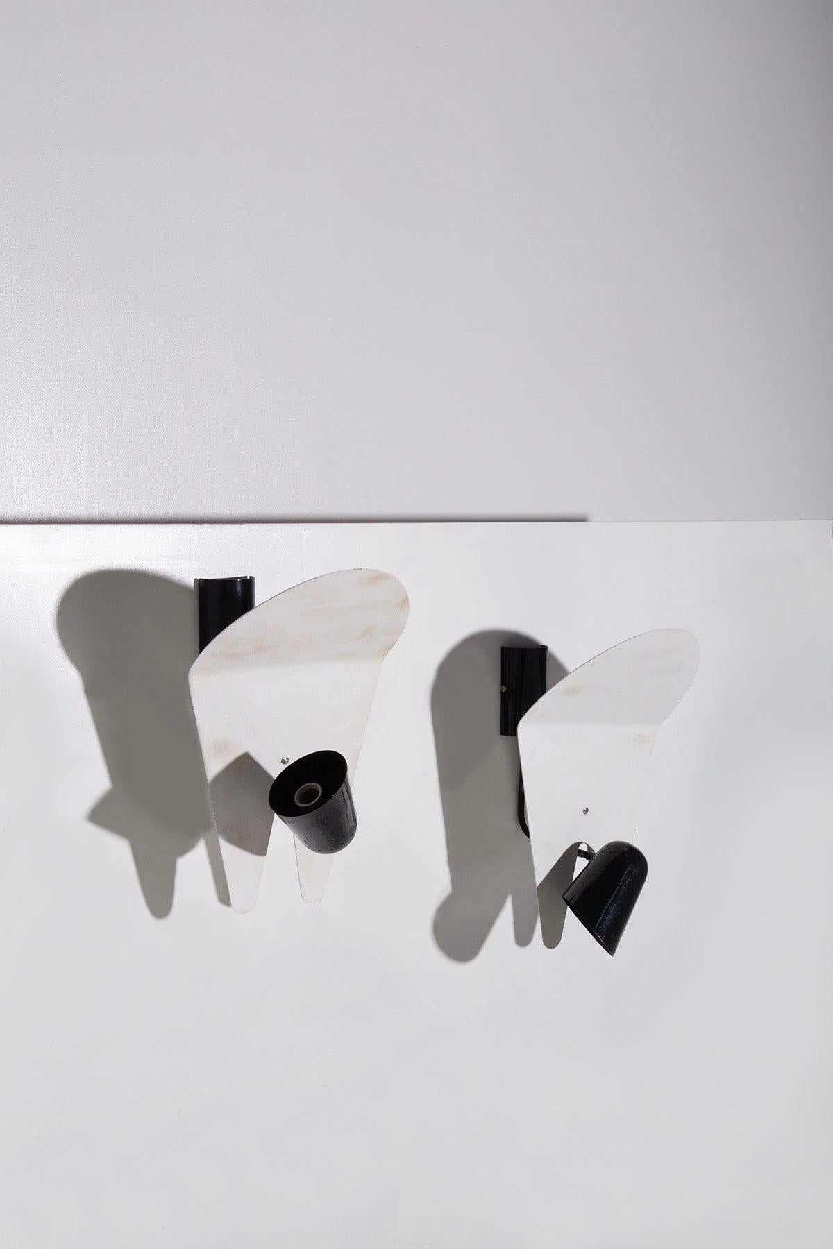 Pareja de apliques de pared franceses de estilo moderno, fabricados entre 2000 y 2010, que combinan elegancia y funcionalidad en un diseño refinado y contemporáneo. Estas lámparas de pared están hechas totalmente de aluminio, un material que ofrece