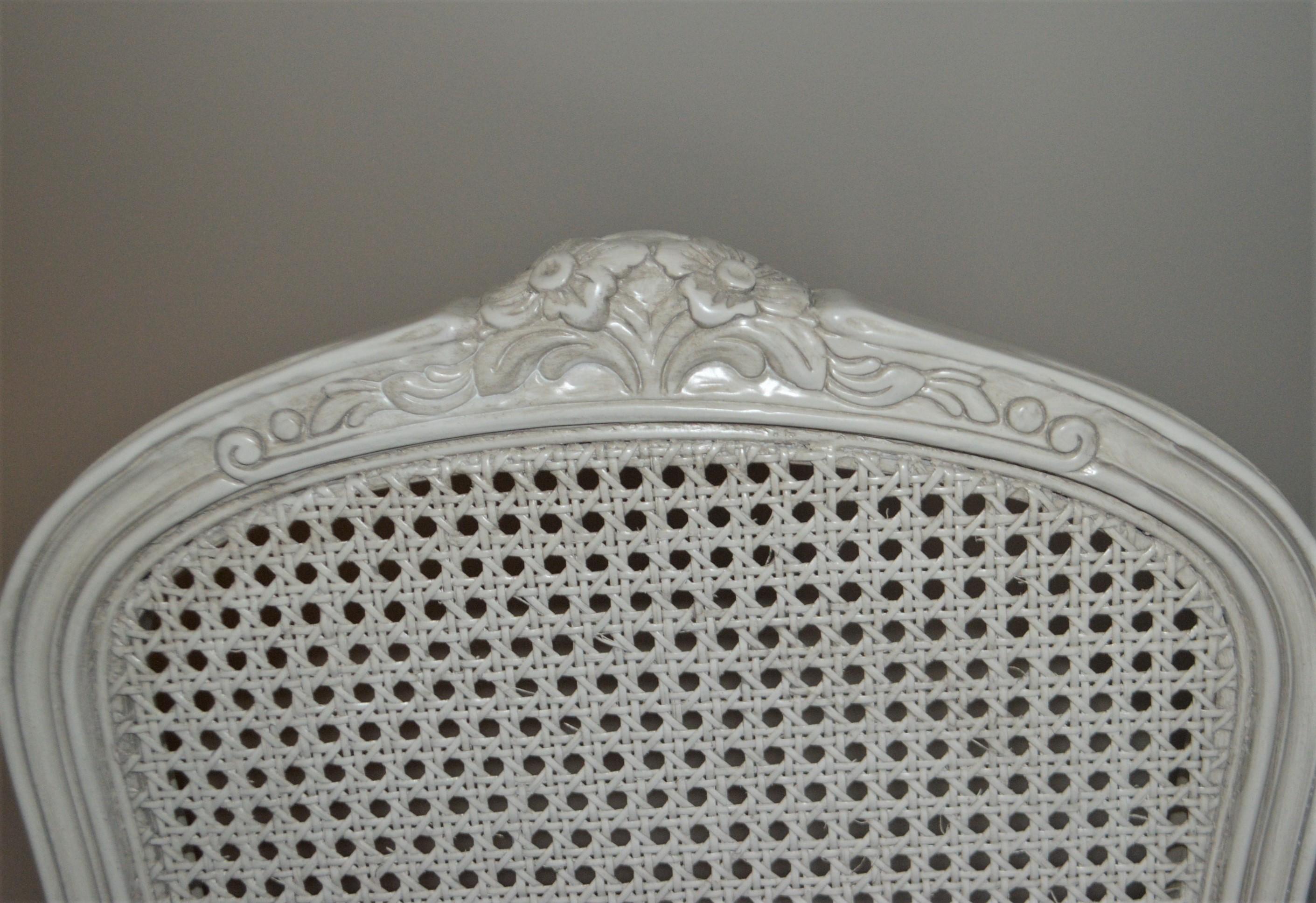 Esszimmerstuhl im französischen Stil mit lackierter und gepolsterter Rückenlehne für individuelle Gestaltung (Italienisch) im Angebot